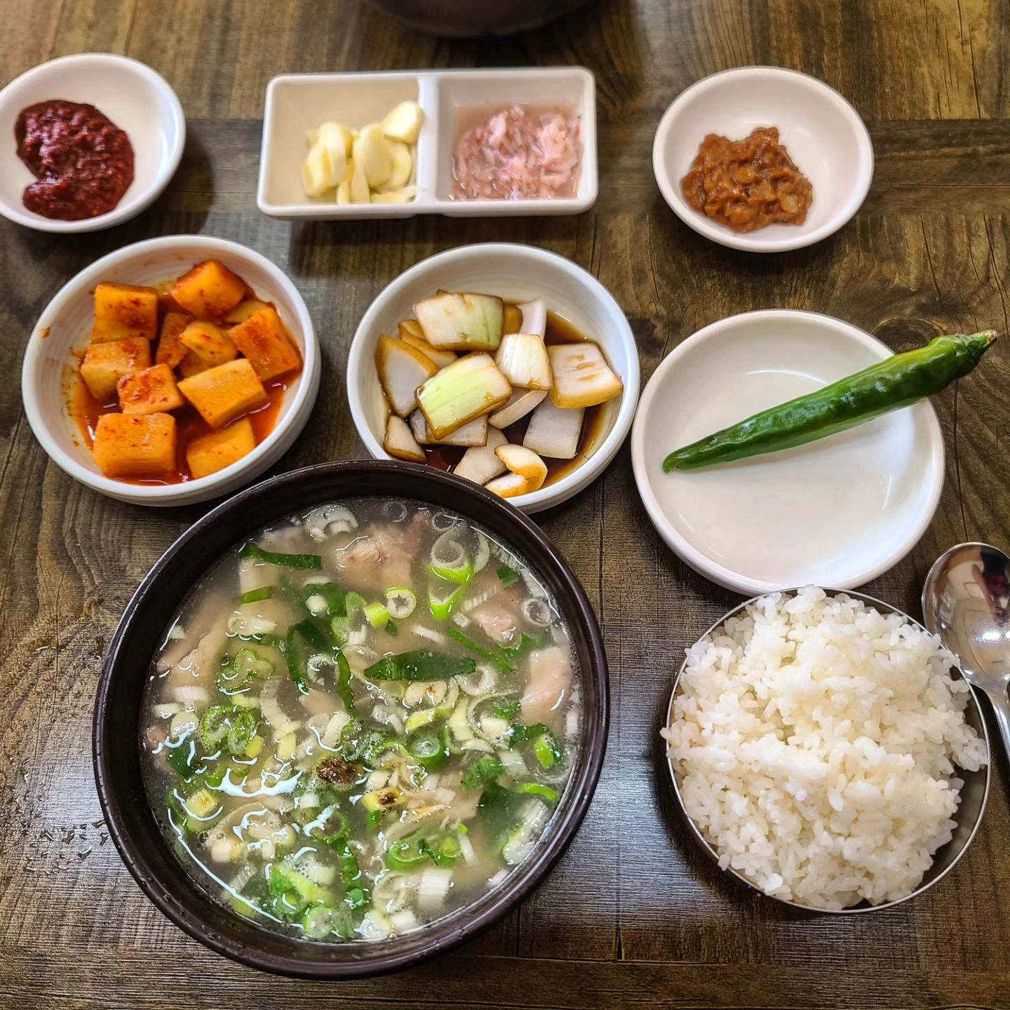 #돼지국밥맛집#최애국밥집

매번 국밥하면 가장먼저 생각나는곳.
#야로국밥
오래된곳이고 사장님 연세도 있어서
깔끔한느낌은 없지만
다대기와 후추 국밥이 굉장히 조화로운곳

고기가 굉장히 부드럽고 큼직하게 나오는데 퍽퍽한부분 하나없이 쫄깃하게 너무 맛이좋다❤️

딸이랑 가서 다대기 없이 먹어봤는데 여긴 다대기 풀어먹는게 제맛이다👍

#원조야로국밥
❣️대구 달서구 구마로26길 12
⏰️정보없음(오전8시쯤가도 오픈해있음)
🚗주차장없음 근처골목길에 해야함