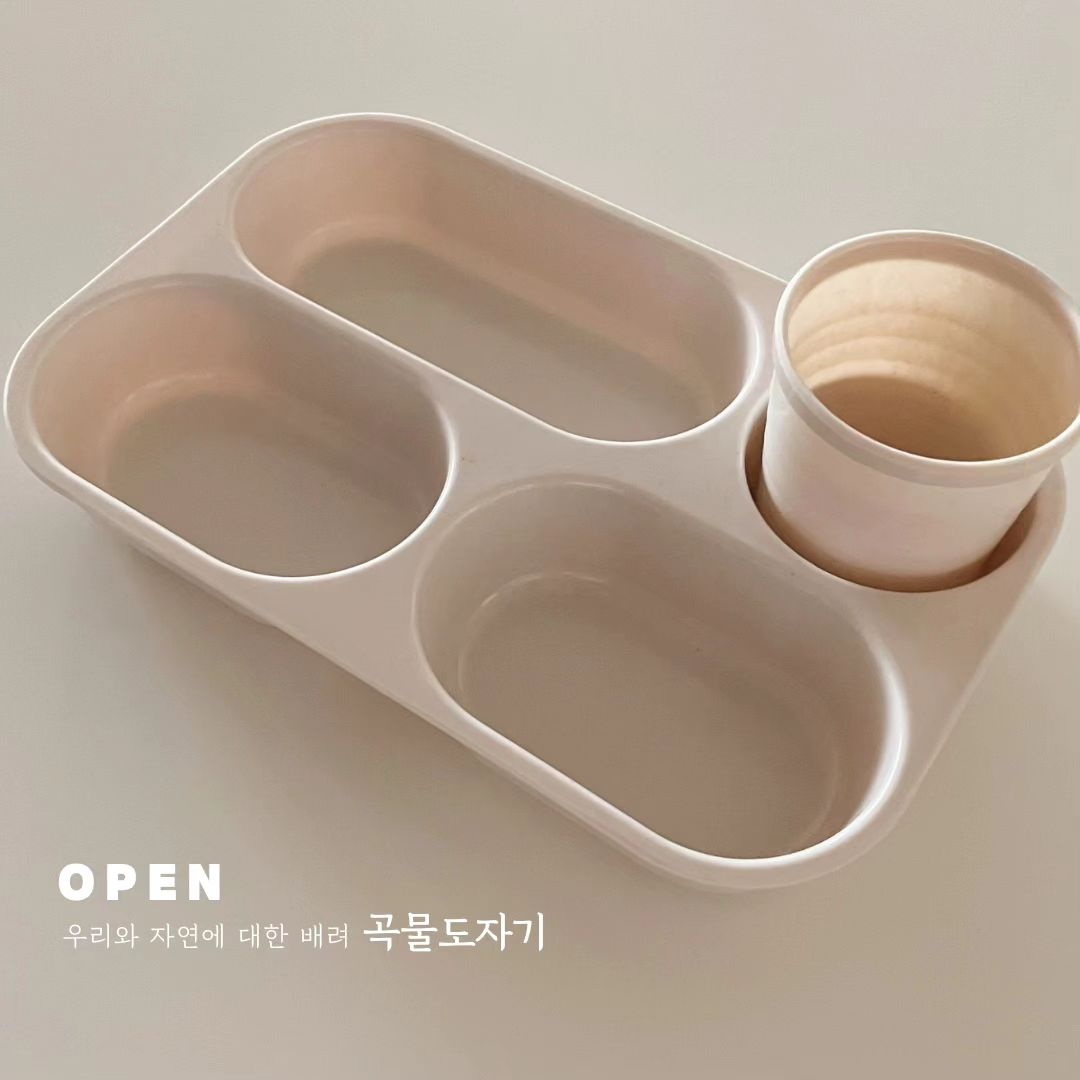 가볍고 튼튼한_쉽게 물들지 않는 가성비 끝판왕_곡물도자기식판 들어 보셨나요:D

​​❤︎ 자연동화 곡물도자기식판  𝙊𝙋𝙀𝙉 [ ~ 12/8‼️]

도자기 식판이라고해서 무겁거나 쉽게 깨지는 식판은 NO😎
설거지 하기도 편하고 깊이가 있어 음식도 넘치지 않고 담기에 최고랍니다👍
환경호르면 BPA FREE로 뜨거운 국.밥.반찬을 담아도 안심이구요:) 
물들지도 않아서 다른 시중식판보다 훨씬 사용하기 편해요👀

​​❤︎ 𝘾𝙝𝙚𝙘𝙠 𝙥𝙤𝙞𝙣𝙩

▪️곡물/전분/우유 단백질로 안전한 천연원료로 고온/고압 환경에서 도자기화
▪️미세먼지.미세플라스틱.환경호르몬❌️
▪️특허등록.녹색기술인증.녹색기술제품 인증 제품
▪️원래료부터 생산까지 모두 국내기술로 믿음가는 제품
▪️열탕.식세기.전자레인지 모두 사용가능⭕️

➡️ 중국산 제품과는 완전 다른 제품으로 이름 비슷한 유사제품의 주의 하세요‼️

버려지면 6~60개월 내에 자연으로 돌아가 토양의 양분이 되고 태우면 나무처럼 숯이 된다고 합니다👍
버릴때도 종량제봉투에 넣어 버려주시면 되구요😎
자연도 지키고 믿음가는 제품으로 우리 아이 식판 한번 바꿔보시는건 어떠세요:D

착한 제품_착한 가격으로 [단, 3일‼️] 공구 진행하는 좋은 기회에 고민말고 구매해보세요💛

​​❤︎ 공구기간 : 12/6 ~ 12/8 (단 3일간‼️)

​​❤︎ 배송기간 :  주문시 순차배송예정 / 평일기준 2~3일 내 배송
리오더시 7일 추가소요예정
배송비 3.000원 / 6만원 이상 구매시 무료배송‼️

​✅️ 구매 및 문의는 댓글 또는 디엠 주세요 ✅️