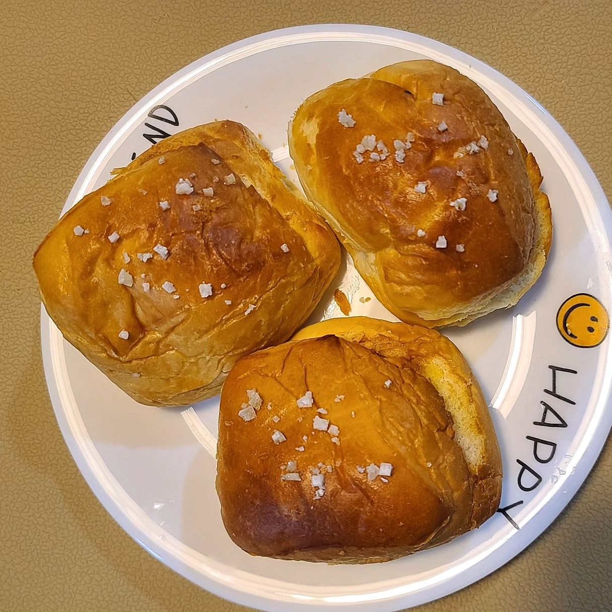 코스트코 모닝빵으로 만든 소금빵🧡

코코에서 산 모닝빵에 배 가르고
버터 엄지손가락만큼 썰어넣고
밑바닥에 십자 칼집내고
접시에 버터 조금 덜어서 
전자레인지에 1분 돌려서 녹이고
모닝빵위에 발라주고 
그 위에 굵은소금 뿌려서
에어프라이어에 180도로 8분 돌리면
개꿀맛 소금빵 완성🧡

#간식스타그램 #주부스타그램 
#육아 #살림 #남편 #간식 #모닝빵 #소금빵
#코스트코 #코스트코추천상품 
#먹스타스램 #빵스타그램 #홈베이킹그램