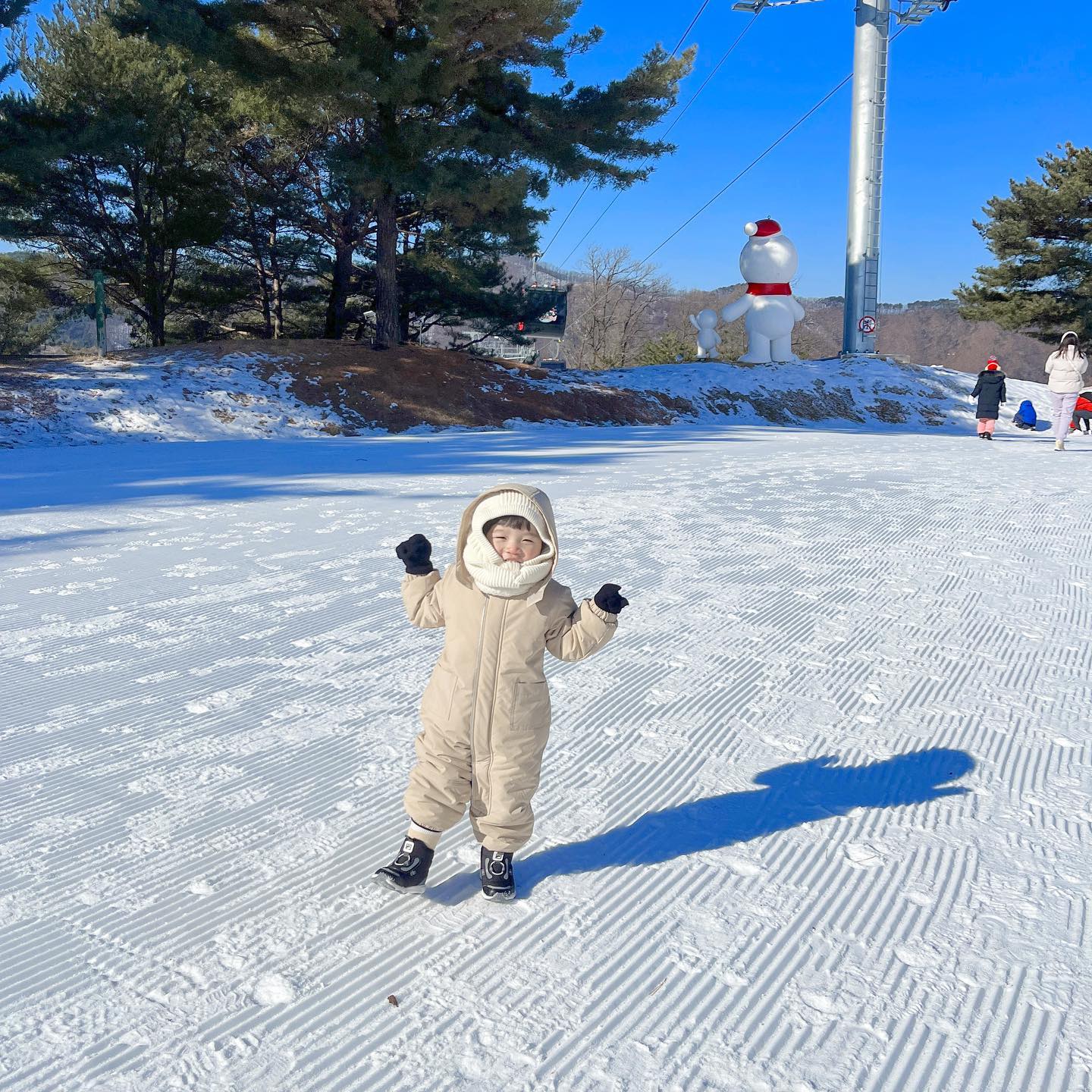 #육아기록 #24개월 

로로의 인생 첫 썰매장❄️☃️#너의겨울 
눈밭에서 뛰어놀고 엄빠가 끌어주는 썰매도 타고~~🛷
내년에도 또 가쟈~ ~🤍

#첫썰매장 #썰매장 #아기스키복 #아기랑가볼만한곳 #겨울여행 
#육아소통환영