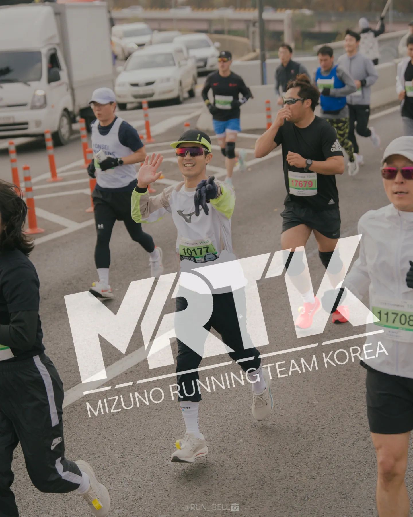 시즌을 마무리하는 #손기정마라톤
sonkeechung_peace_marathon
올해 MRTK의 공식대회로 펀런 하고 왔습니다.

작년 코스도 좋았지만 올해 코스도 앞쪽에서 뛰면 나쁘지 않은 PB맛집 코스.

하지만 10K이후 병목현상으로 걷게했던 주최측으로 피니시 앞 10.5K 지점에서 민망하게 걸어 들어갔습니다.

그냥 10K 에서 끝내고 퍼레이드 구간으로 만드시지 그러셨어요..

암튼 빡뛰할정도의 컨디션이 아니여서 아쉽지만 잘 즐겼습니다.
내년에도 필참!

📷 
1.(10) run_bell #런벨포토
2,4,5 greatjung.fotog #그레이트정
3. hdongstar #효동랜드
7. be.sunnyside #여비더비포토

👟 👕 미즈노 #웨이브라이더27
#mrtkorea #미즈노러닝 mizunokr mrtk_official
#mrtk #mrtkin손기정평화마라톤

🕶 톰디어 초경랑 선글라스 tomdeer_official

🧦컴포트 #아킬레스인빈서블
신상양말로 역대급으로 쫀쫀하고 종아리위쪽까지 올라와서 전날 트랙대회에서 한계에 다다른 아킬레스와 종아리 근육을 잡아줘서 쥐가 나지 않고 완주할 수 있었습니다.
팀원들도 컴포트양말을 신고 좋은 결과를 만들어 내었습니다..
지원해주신 컴포트 감사합니다.
comport.official
#컴포트 #컴포트양말 #러닝양말 #스포츠양말은컴포트

대회 후 올게인 프로틴으로 근손실 방지
식물성이라 가볍고 식이섬유와 아미노산함유로 든든하게 채워주기
식단도 훈련이다.
🫙orgain.korea
#제품제공 #유기농 #식물성프로틴 #식물성단백질 #올게인
#올게인프로틴 #식단

#ㅇㅇㅇ #달리기 #마라톤 #run #running #런스타그램 #취미 #운동