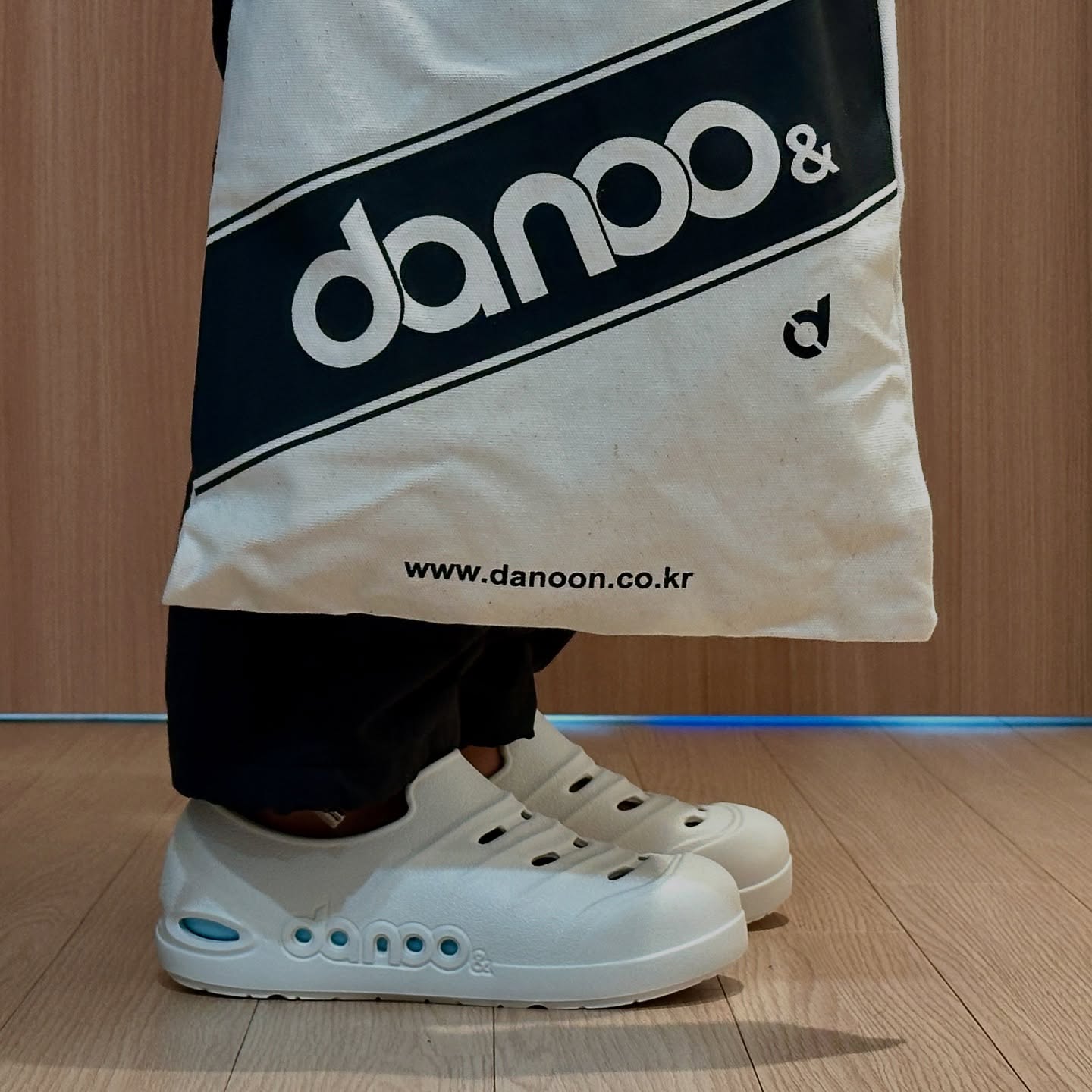 #협찬 x danoo.n_ 

실내화를 교체할 때가 되어 찾아보다가 다누앤 제품을 알게 되었어요. 재활족부교수, 인체공학박사, 신발제조장인 등 국내 최고 전문가들이 모여 만든 제품으로 다누앤에서 개발한 자체 특허 기술로 만들어졌답니다 :)
분리형의 자세균형 아치패드인솔이 적용된 기능성 실내화로 성장기에 따른 발 사이즈별 아치높이를 제공한다고 해요.ᐟ 성장기의 제대로 된 아치 생성은 키성장과 신체 밸런스에 큰 영향을 미친다고 하는데 평일엔 학교에서 생활하는 시간이 있으니 이왕이면 발 건강에 도움이 되는 실내화를 선택해야겠다 싶었어요. 3단계 충격흡수 및 자세 균형 아치패드인솔로 올바른 보행자세를 서포트하고 성장자극 및 신제 밸런스를 유지할 수 있도록 도와주는 힐링맥스 K-1 키즈실내화. 180㎜에서 250㎜ 사이즈까지 나오니 발이 큰 친구들도 착용 가능하니 좋아요ღ 
우리둘째도 다누앤키즈 실내화로 바꿔줘야겠어요😊

-
-
-
-
-
⋯
#다누앤 #힐에그 #힐링맥스 #초등학교실내화 #초등실내화 #아치서포트 #아치패드 #자세교정실내화 #어린이실내화 #초등학생실내화 #실내슬리퍼 #층간소음실내화 #다누앤키즈