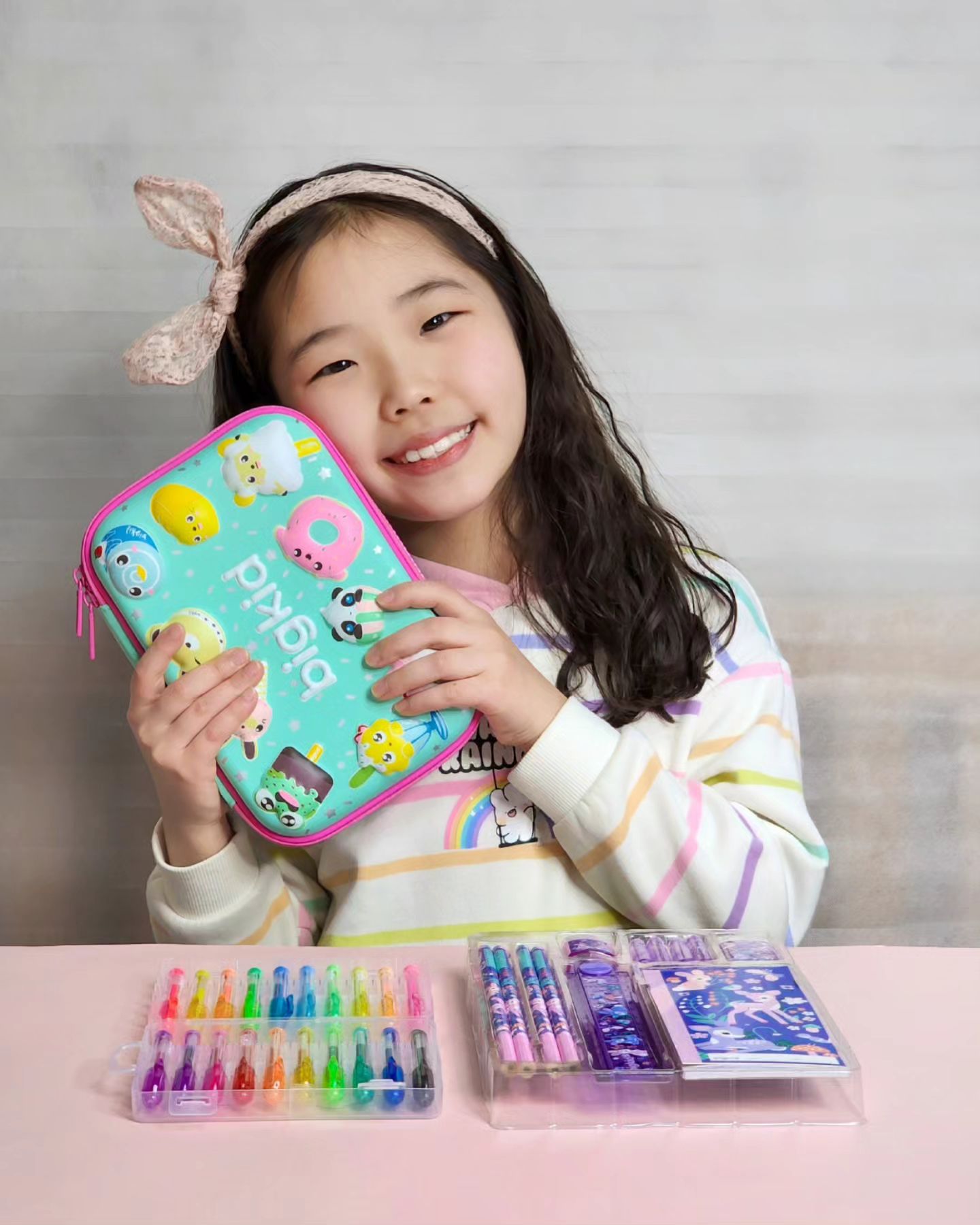 #협찬

🙆‍♀️진이는 ✨️빅키드✨️ 똑똑이선물세트로
신학기 준비 들어갑니다 😊😄😍

💥공부는 역시 장비빨이죠? ^^ 
아이가 초등에 입학하는 친구들에게 제가 늘 선물하는 
best 아이템이 있는데요. 받은 친구들도 아이도 너무 
만족하는 선물! 바로 빅키드의 필통과 학용품이랍니다!

👏신학기 꼭 필요한 구성 똑똑이선물세트를 소개해요!
초등 입학하는 친구들부터 저학년 친구들, 예쁜 캐릭터 
좋아하는 고학년까지! 초딩이라면 대만족할 빅키드의 
야심찬 선물세트가 찾아왔어요! 🥳

☝️최고 인기의 빅키드 필통과 예쁜 문구 세트 그리고 
20색 향기 젤펜, 여기에 예쁜 gift box 까지 구성! 
이 구성 너무 괜찮지요!! 자세히 살펴볼까요?
 
✅️✅️똑똑이 선물 세트 구성품 소개✅️✅️

💜강남 필통 or 만능필동
빅키드의 최고 인기 제품은 바로 강남필통과 만능필통!! 
강남필통은 8가지 다양한 디자인 중에 고를 수 있고, 
여러가지 학용품이 필통 안에 쏙 들어가 있는 만능필통은 
7가지 디자인 중에 고를 수 있어 남여 아이 취향에 맞게
선택할 수 있어요.☝️

🙆‍♀️진이는 필통에 예쁜 문구을 많이 넣는 걸 좋아해서 
안이 넉넉한 사이즈에 깜찍한 디자인의 애니멀디저트 
강남필통으로 선택했어요. 

🧡20색 미니 젤펜
귀여운 전용 케이스를 열면 빼곡히 들어있는 예쁜 20가지 
색상의 향기나는 젤펜! 작고 예뻐 가방에 쏘옥~넣고 다니면 
새학기 친구들 사이에서 인싸가 될 수 있겠죠!

🩵키즈 문구세트
연필, 지우개, 자, 노트, 연필깎기, 연필심 보호캡 구성으로 
연보라, 검정의 두가지 색상의 세트 중 고를 수 있어요.

💚빅키드 기프트박스
예쁜 박스까지 빅키드의 학용품들을 넣어 선물 하기에 
제격이에요! 

👍너무 완벽한 선물세트! 그저그런 학용품은 이제 그만!
새학기라면! 신입생이라면! 이런 최고 인기 아이템
장비로 친구들 사이에서 센스있는 친구! 인싸 친구로!
화려하게 시작해보면 어떨까요😍

❤️감사합니다❤️
bigkid_korea

#빅키드 #초등학교입학준비물 
#초등학교등교준비 #초등학생선물 
#입학준비물세트 #똑똑이선물세트 
#문구 #필통 #지우개 #연필 #볼펜 
#새학기선물 #초등학교입학선물