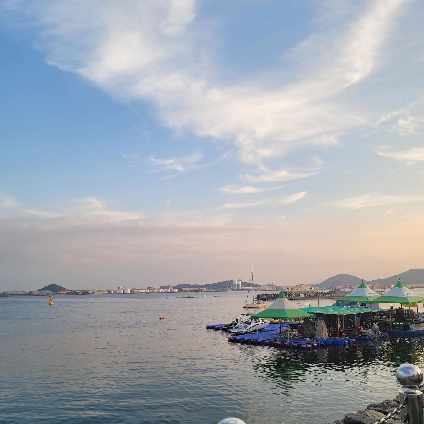 바다와 하늘
#바다 #하늘 #구름