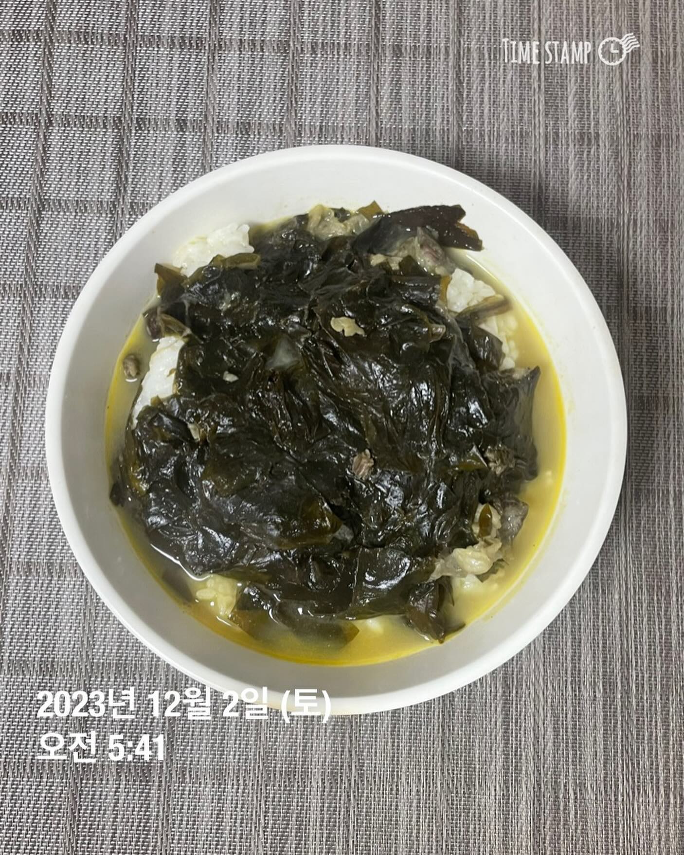 (식단일기 D+265)
- 오늘의 몸무게 : X 
- 오늘의 운동 : X
- 아침 : 미역국 1그릇 + 밥2공기
- 간식 : 아이스티 1컵
- 점심 : 군고구마 2개 + 귤 1개
- 간식 : 땅콩과자 1봉지 + 찹쌀떡 2개
- 저녁 : 서울우유 1팩 + 카스테라
: 일하다 빡쳐서 반차쓰고 집왔다 후후후