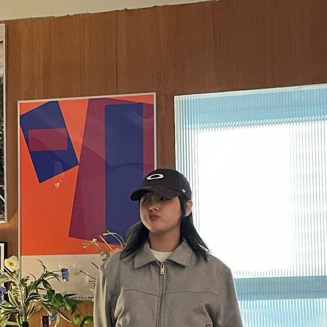 혜림포터 l 데일리룩 on Instagram: "#광고 @1rony9orno_official 촬영갔다가 내사진도 찍고와찌😝 바이커 무드의 #아이러니포르노 스웨이드 자켓 어때 스웨이드라 그레이 컬러 넘 스트릿하면서 고급