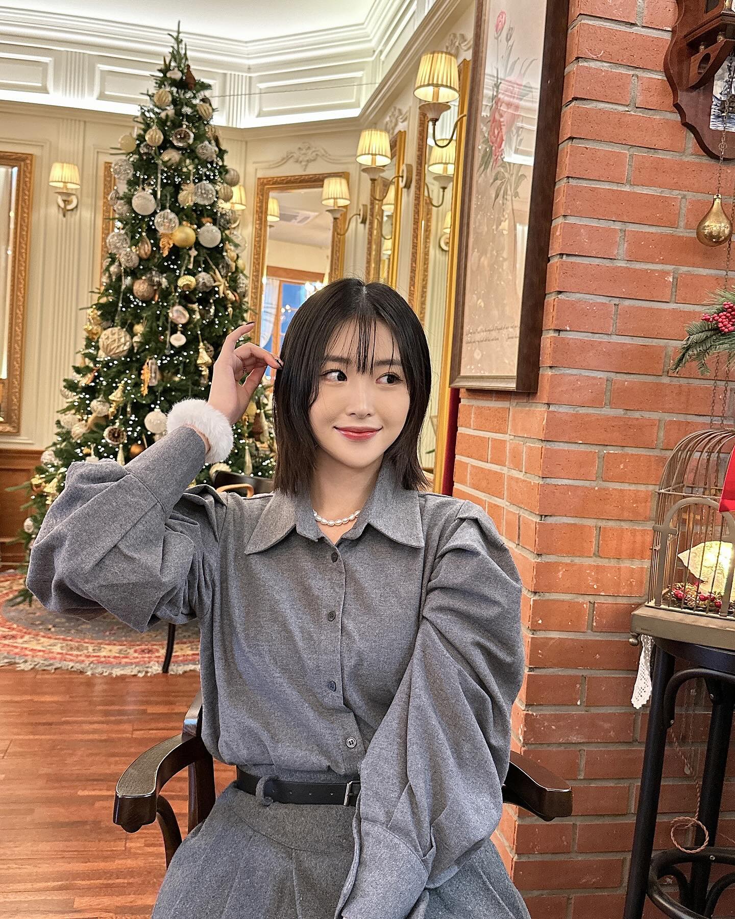 안녕하세요, 찌닝입니다✨
월요일부터 비가 추적추적 내리네요🥲
오늘은 주말에 다녀왔던 크리스마스카페 #라테라스드파리 사진입니다🎄
요기 완전 크리스마스에 진심이더라구요..
카페 너무 예뻐서 사진 잔뜩 찍어왔어요🥹🫶🏻
못올리고 탈락한 사진들두 많을 정도로 사진도 잘나오고 빵이랑 커피도 넘 맛있더라구요❤️

아차차 제가 지난주에 새끼 손가락을 다쳐서 사용하면 안되는 관계로 답방 천천히 다 가겠습니댜..ღ 
오늘은 왼손 4손가락이 열일해야해서 더 정신없는 하루가 되겠네요🤣
새끼손가락의 역할을 얕봤는데 말이죠 못쓰니까 많이 불편하네요..
모듀 건강 잘 챙기시구 오늘듀 화이팅하십셔!!❤️🎁

top: autumn.__.breeze (업데이트 예정)
bottom: autumn.__.breeze (업데이트 예정)
bag: pleatica_official 
shoes: autumn.__.breeze | 토미 투웨이 버클 롱부츠

#찌닝룩
#일산카페 #크리스마스카페 #일산카페추천 #겨울코디 #기모셔츠 #울스커트 #겨울신상 #데이트룩 #데이트룩추천 #연말룩 #연말코디 #직장인 #직딩 #20대여자코디 #롱부츠코디 #겨울룩북 #kfashion #ootd #데일리룩 #패션계정