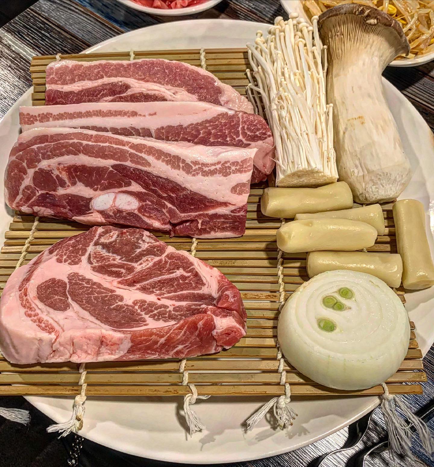 #꿀꺽 

✔️삼겹살2인분
✔️목살1인분

오늘은 순천 오천지구 맛집 꿀꺽에 다녀왔습니다 !
순천만국가정원 부근 맛집이라
둘러보시고 저녁식사 하기에 딱 인거 같아요 !!
5분 거리에 위치해 있어 가까워서 가기 편하다는게 장점 👍

순천 꿀꺽은 기본 3인분부터 주문이 가능해요
교차로도 가능하니 여러부위 드셔보시는걸 추천 !
근데 고기가 지인짜 두툼하지 않나요 ?
삼겹살도 삼겹살인데 목살 두께보고 완전 놀랬어요
심지어 버섯이랑 양파 거기에 떡도 제공되니
구성이 알차고 좋더라구
떡 구워먹는거 완조니 맛있는데 ,, !!

쌈무에 싸먹으니 너무 맛있어서
2번더 리필해 먹었어요
저 구운양파랑도 먹고
채즙 가득 머금고 있는 새송이 버섯도 소금 콕콕 해먹으면 입안에서 버섯즙 퐝 - !! 🤤

진짜 너무너무 맛있어요
고기도 식감좋고 두께가 딱 적당해서 살코기 부분들도 질기지 않고
짱 부드럽더라구요 👍

중간중간 콘치즈로 달달고소하게
입안 정화시켜주고 ~ 😵‍💫

드디어 대망의 제가
완조니 기대하던 구운 떡 !!
제가 빵 . 떡에 환장하는 사람이라
이런거 못참아요
얼마나 정성을 들여 구워따구
맛은 무맛이지만 소금콕 해먹거나 쌈장에 살짝쿵 찍어먹으면 맛있어요 겁나 쫄깃쓰 하니 역시 밀떡 ‼️

오천지구 맛집 꿀꺽은
고기랑 잘 어울리는 다양한 반찬들로 가득하고
메뉴도 많아서 회식하기 너무 좋겠더라구요
고기도 너무 맛있어서 진짜
다른 분들도 꼭 드셔봤으면 좋겠어요 🫶

#삼겹살 #목살 #순천고기집 #삼겹살맛집 #목살맛집