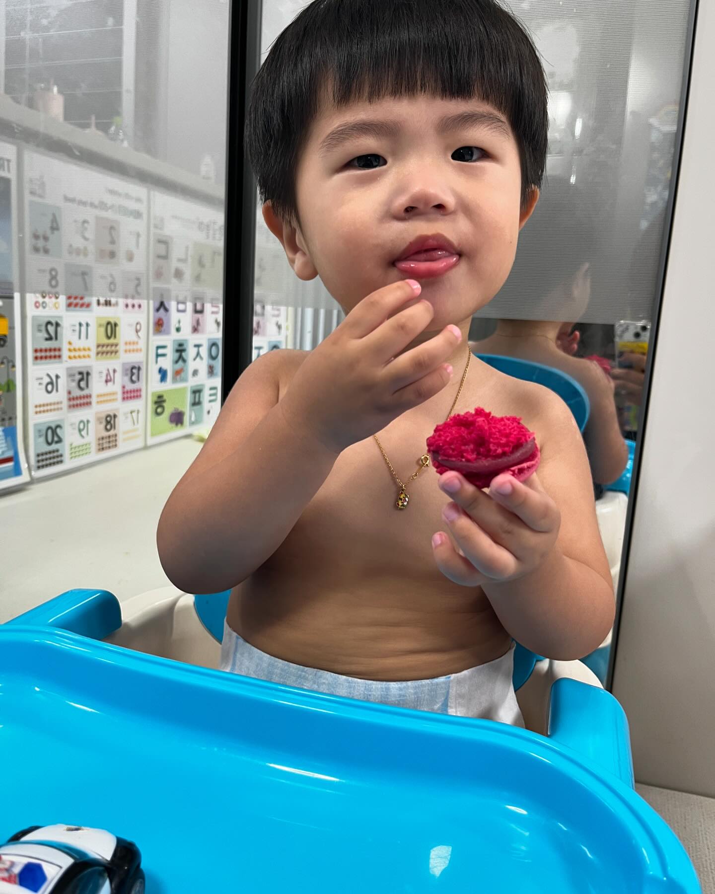 딸기킬러🍓
딸기마카롱먹고 케이크에있는 딸기도 채주니가 다먹음ㅋㅋㅋㅋ

#25개월
#딸기케이크
#마카롱
#투썸