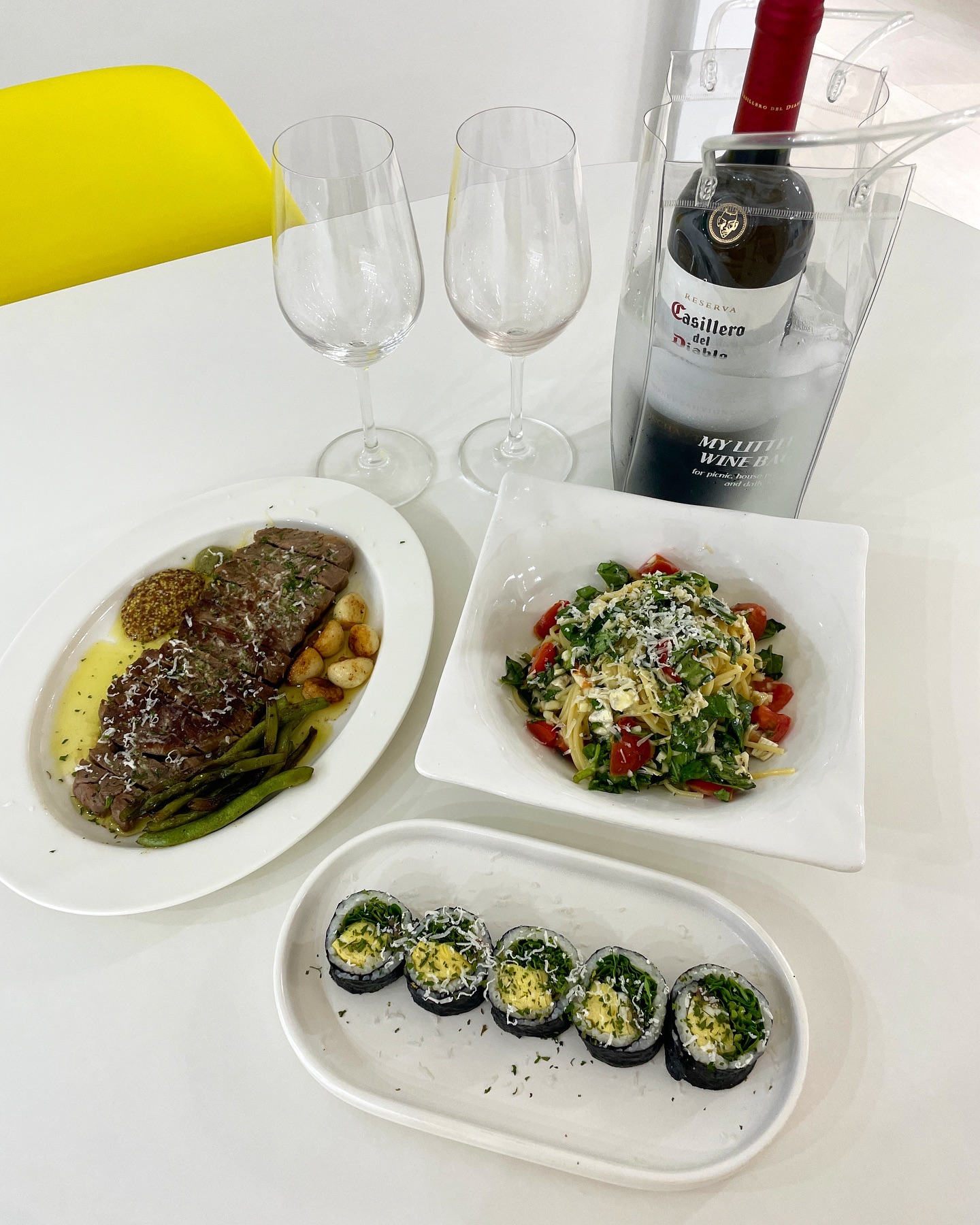 오늘은 오랜만에 양식데이 🍷
스테이크, 브리치즈 바질 파스타, 
루꼴라 바질 엔초비 김밥 🤍
맛있게 잘 먹어주니 뿌듯 🫶🏻

그리고 돌풍 보면서 하루의 마무리 🧊
돌풍 너무 재밌어요 🫣

#와인 #와인안주
