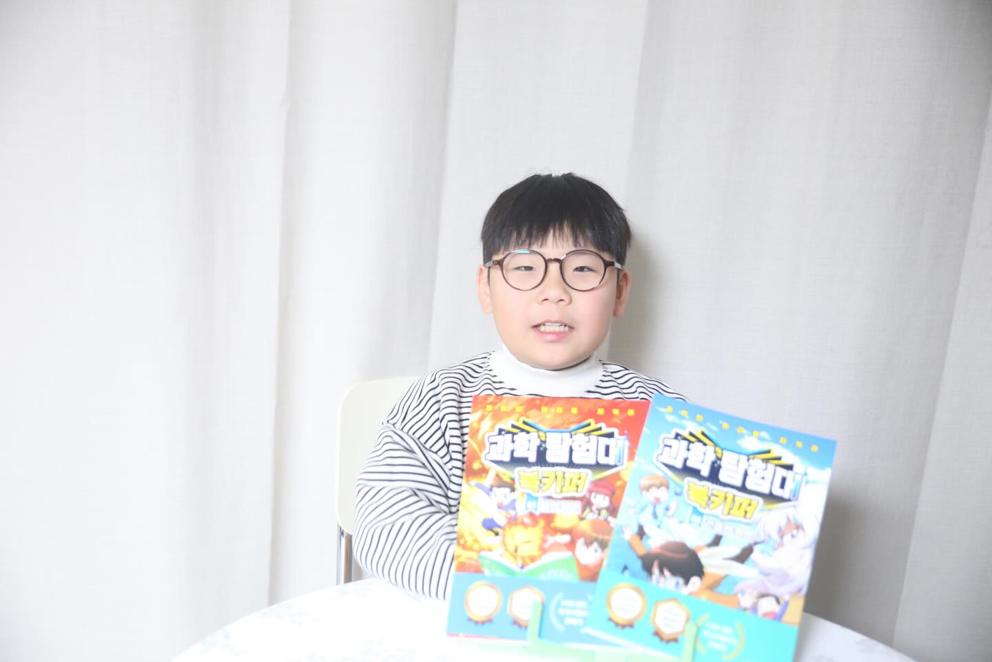 #협찬
책과 친하지 않은 우리아이도 집중력을 발휘해버리는 마성의 북키퍼
아이들이 어려울 수 있는 과학의이야기를 만화와 함께 풀어내서 재미있게
조금 더 가까히 다가갈 수 있는 책이에요!!
대충은 알고 있지만 상세한 지식은 아직 부족한 우리 아이도 쏙쏙
기억에 남을 수 있도록 과학만화를 통해 접근하니 아이도 너무 재미있어 하네요!!
곤충,공룡,날씨, 불 등 흥미로운 주제들로 다뤄져있기 때문에 과학과 친해지고 싶은 친구들이라면 무조건 강력추천!
저희 아이는 이중에서도 유난히 곤충을 넘넘 좋아하더라구요
당장 공룡도 사러 가자고 난리 난리!
만화로 가볍게  술술 읽히면서도 과학용어들을 쉽게 설명해주니까 아이들이 과학을 이해하는데 있어서 좀 더 가깝게 느끼는 것 같아요
우리 아이도 나머지 책들도 소장각~
슬기로운 방학생활, 과학탐험대와 함께 과학의 원리에 푸욱 빠져볼래요!!
 
#북키퍼#초등학생책추천#초등추천도서#초등학생선물#초등추천책
#과학만화#초등입학선물#초등과학#초등학생추천#초등과학도서#초등학생추천도서#그로스만#과학탐험대#과학과친해지기#초등학생입학선물#책스타그램#책육아