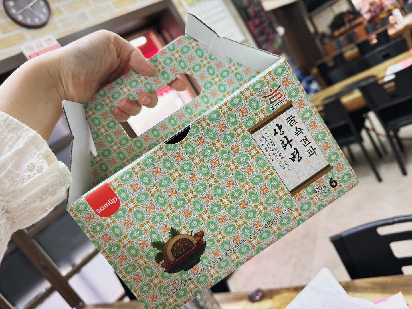 #협찬 #할인판매

부들부들 맛있는 #삼립 #꿀속견과 #상화병 💛
냉동보관+소포장 제품이라 하나씩 천천히 꺼내먹을 수 있어서 짱 좋 아!
전자레인지에 돌려먹어도 간편하니 맛있고 에프에 구워먹어도 빠삭하니 별미긴 한데
역시 찜기에 촉촉하게 쪄먹는게 제일 맛있당. 호빵보다 훨~씬 부드러운 빵피가 매력✨
포장이 고급져서 선물용으로도 짱 좋음 ’-‘ b

쿠팡 로켓프레쉬로 쉽게 구매 가능한 믿먹 삼립 간식!
견과류가 생각보다 푸짐하게 들어있다! 속도 알차고 맛있어♥

#삼립꿀속견과상화병 #먹스타그램 #간식추천 #디저트추천 #좋반