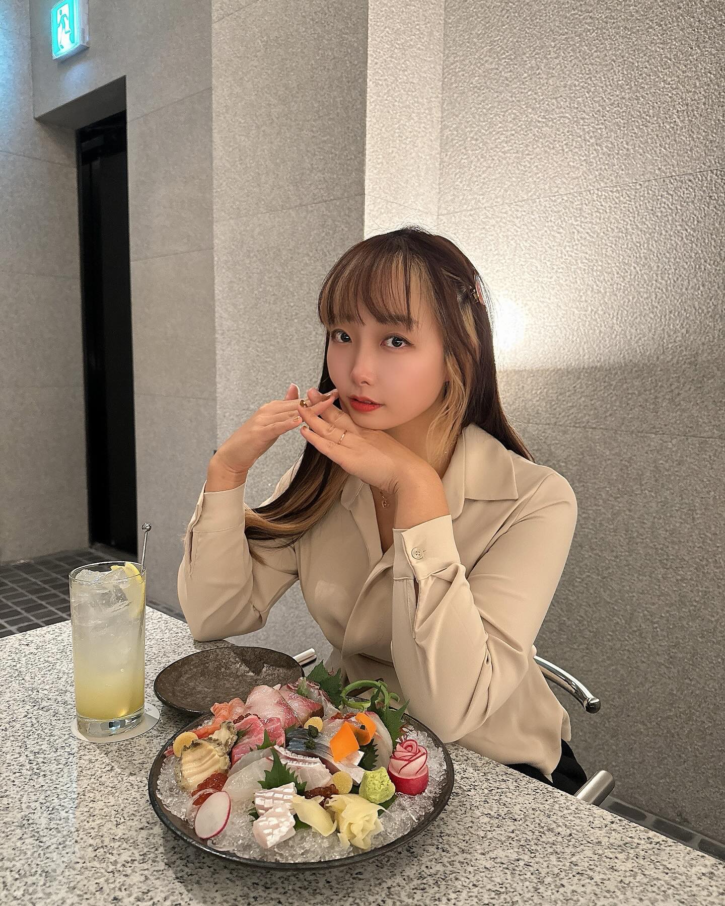 스시는 먹고싶은데, 일본가긴 힘들다면 ? 

압구정로데오에 위치한 ’튜파‘ 로 연말데이트 어때요 ✨

요즘 맛슐랭이라고 할 정도로 맛집만 가득가는 나 ㅋㅋㅋㅋㅋ 여긴 정말 회도 두툼 ~하고, 메뉴가 다 맛있고, 프라이빗하면서도 멋져서 아주 그냥 다 가봤음 좋겠댜 

그래서 애들아 , 연말모임 나랑 튜파에서 어때?

#청담이자카야 #청담데이트 #청담튜파 #튜파메뉴#청담다이닝 #청담이자카야추천#연말데이트코스 #연말데이트추천#청담데이트코스 #청담가볼만한곳 #린데니_핫플