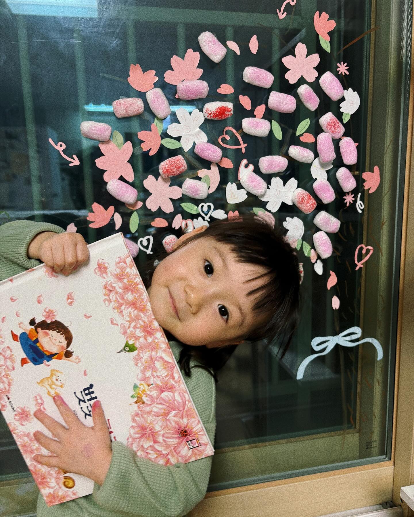 룸룸이집에 벚꽃폈어요🌸
룸이랑 독후 활동 ::))

다이소 스티커
신랑이 가져온 말랑이? 

보면 만들기 해야하는 애미 🤣
역시 좋아하네요

굿초이스
:
:
#독후활동#벚꽃놀이#벚꽃나무
#벚꽃팝콘#더그림책아트#엄마표미술놀이
#4살딸램#육아#육아소통#육아맘
#240404#1180#38개월아기