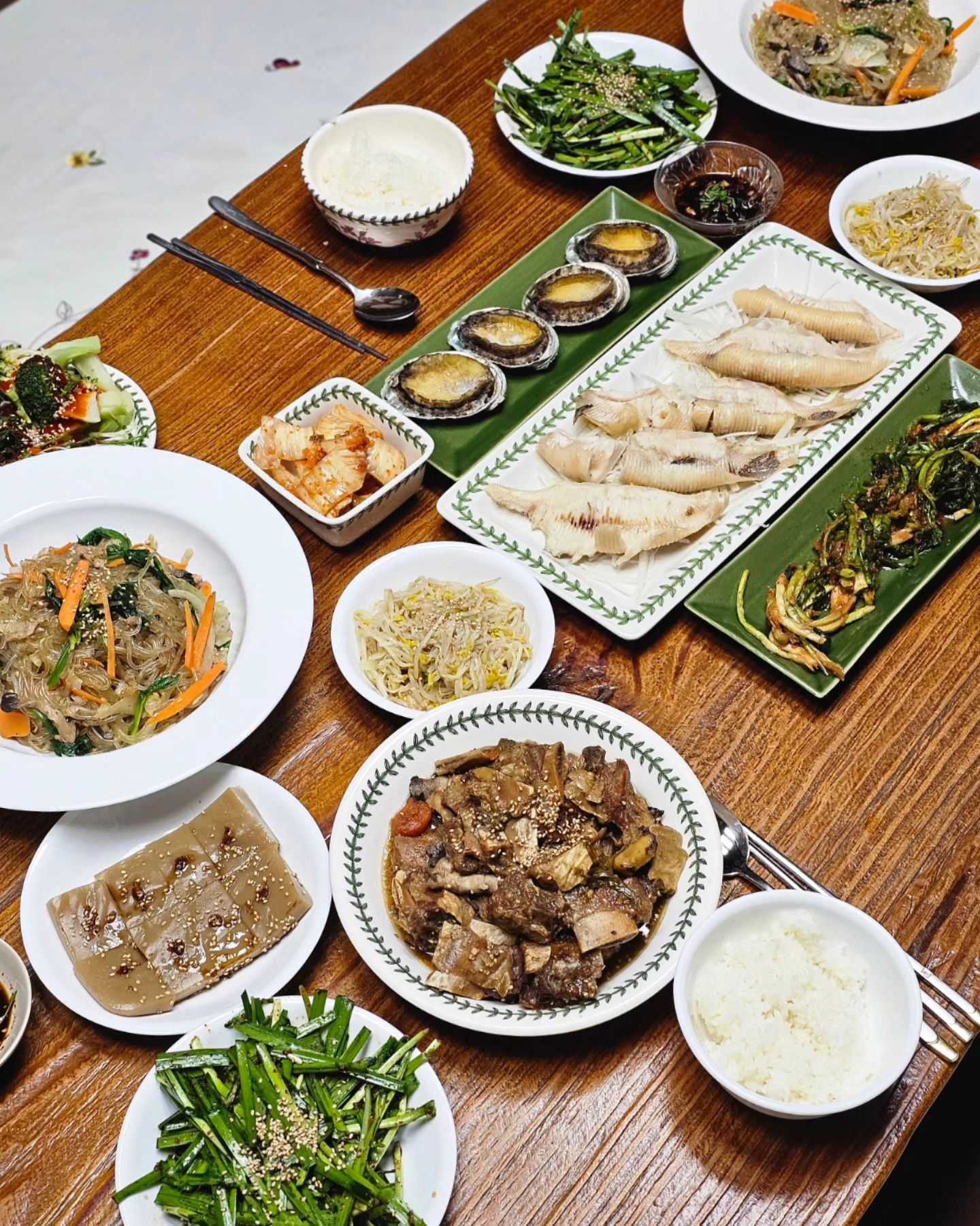 오늘의 먹부림 ⸜( Ꙭ̮ )⸝ෆ

시댁식구들이랑 뚝딱뚝딱 요리하고 맛있게 먹고 또 먹구,,
보드게임하구 윷놀이하고 너모 재밌었지요~~~
오랜만에 다 모여서 명절 분위기 제대로 였따 ❤
어머님 #소갈비찜 최고👍🏻

#새해복많이받으세요 #설날 #설날연휴 #설날음식 #시댁스타그램 #시댁행