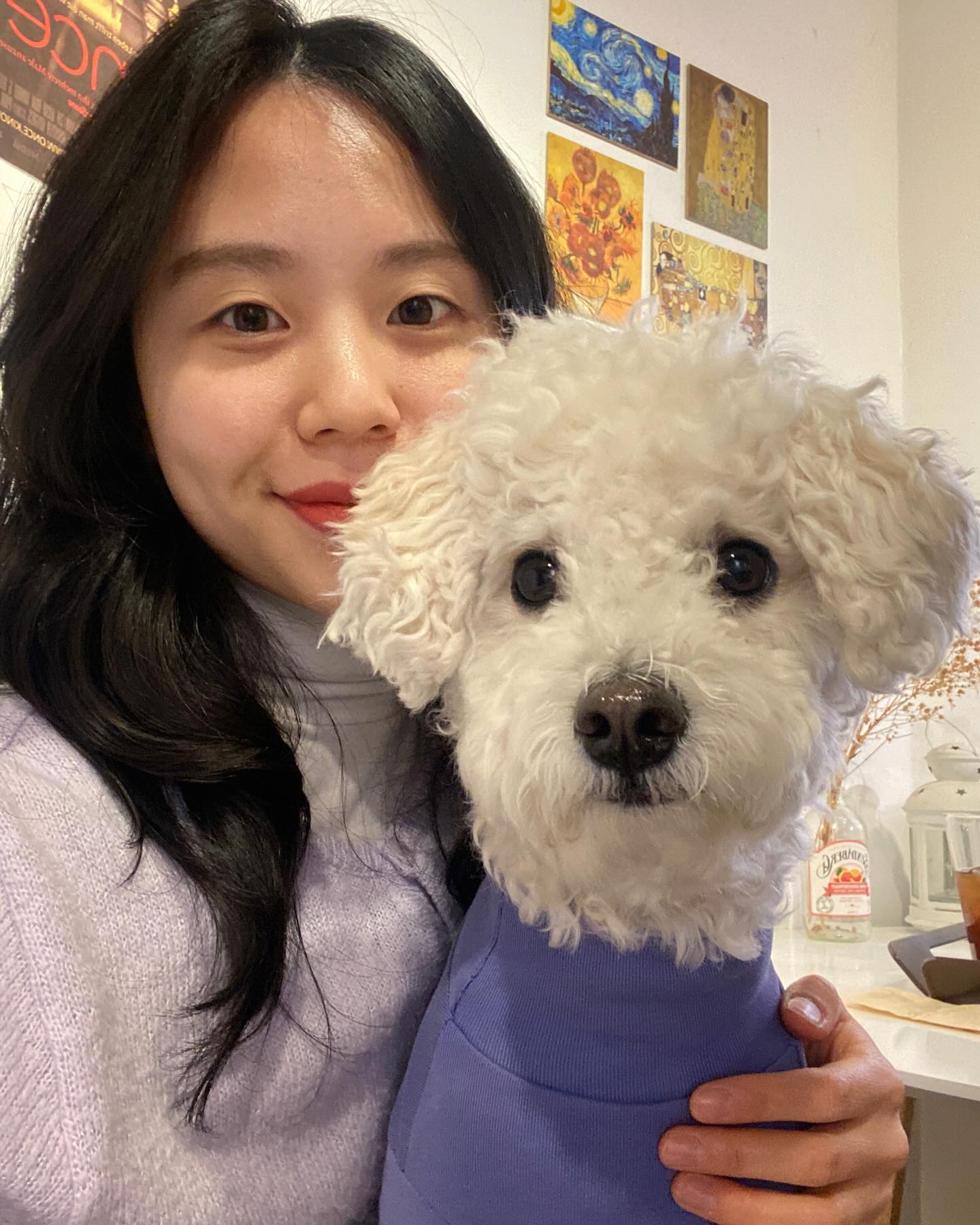 할머니댁에서 맞이하는 설날✨ 
떡국먹고 과일먹고 ! 
할머니댁 근처 카페 다녀오기☕️ 

✅ 고양이가 살고있는 감성카페 
✅ 블루베리 요거트스무디 jmt .. 🫐🫐
✅ 3층에 루프탑도있어서 봄에 꼭꼭 다시오고싶은
✅ 쫑이 뽀리 간식챙겨주셔서 넘 감사합니다❤️

저번 추석때도 왔던곳인데 ,,
올때마다 행복한 추억 한가득🫶🫶 
울 친구들도 행복한 설날 보내 ☺️☺️ 

카페정보 👉 blue_hara_cafe 

#차이나타운 #차이나타운카페 #인천역카페 #인천역애견동반 #고양이카페 #애견동반카페