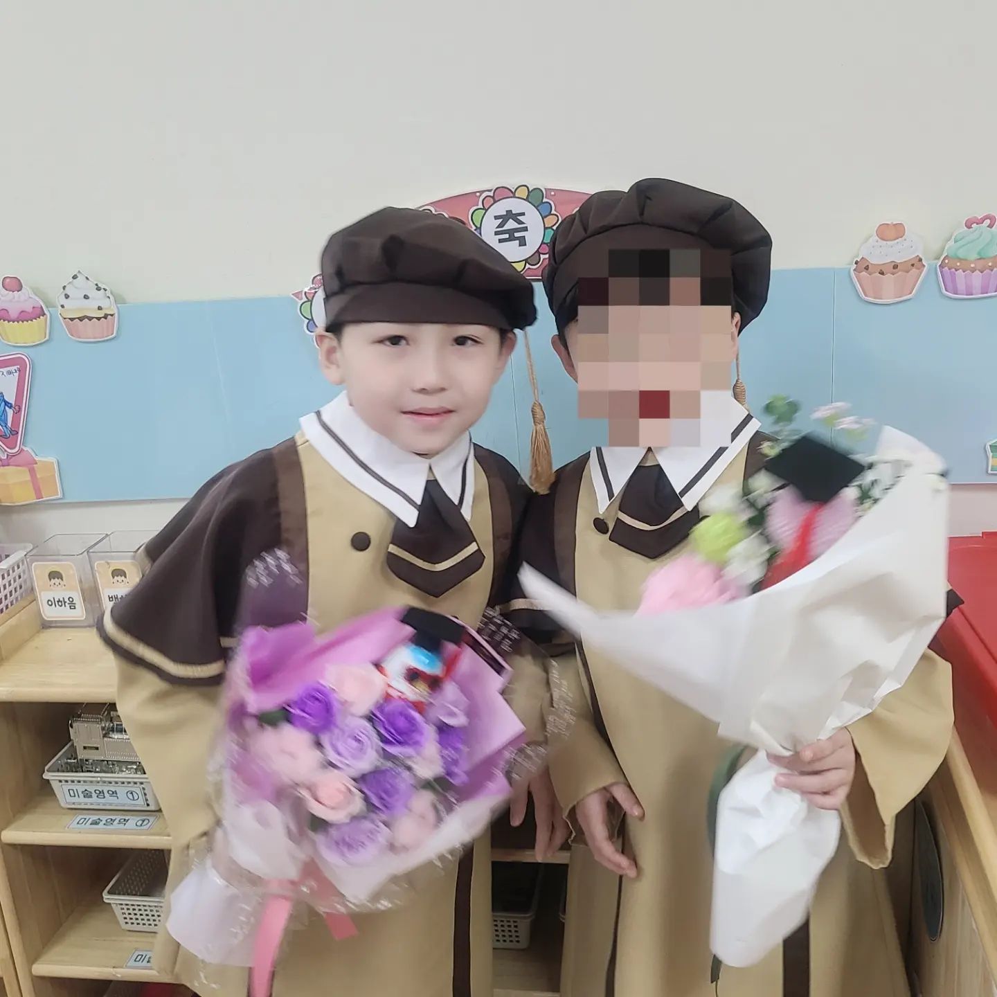 오랜만에 모찌❤️
졸업한지가 언젠데
이제 올리네요 ㅎㅎ
학교에 적응 못하면 어쩌나
걱정을 많이 했는데
생각보다 잘 적응하고
친구들하고도 잘 지내는
형님이랍니다💓
기특하고 고마운 울 첫째🥰
다 좋은데
로블록스 적당히 하고
공부도 좀 하자😅😅😅
.
.
.
#초딩 #잼민이 #잼민이의하루 
#초등학생 #유치원졸업
#훈남으로자라다오