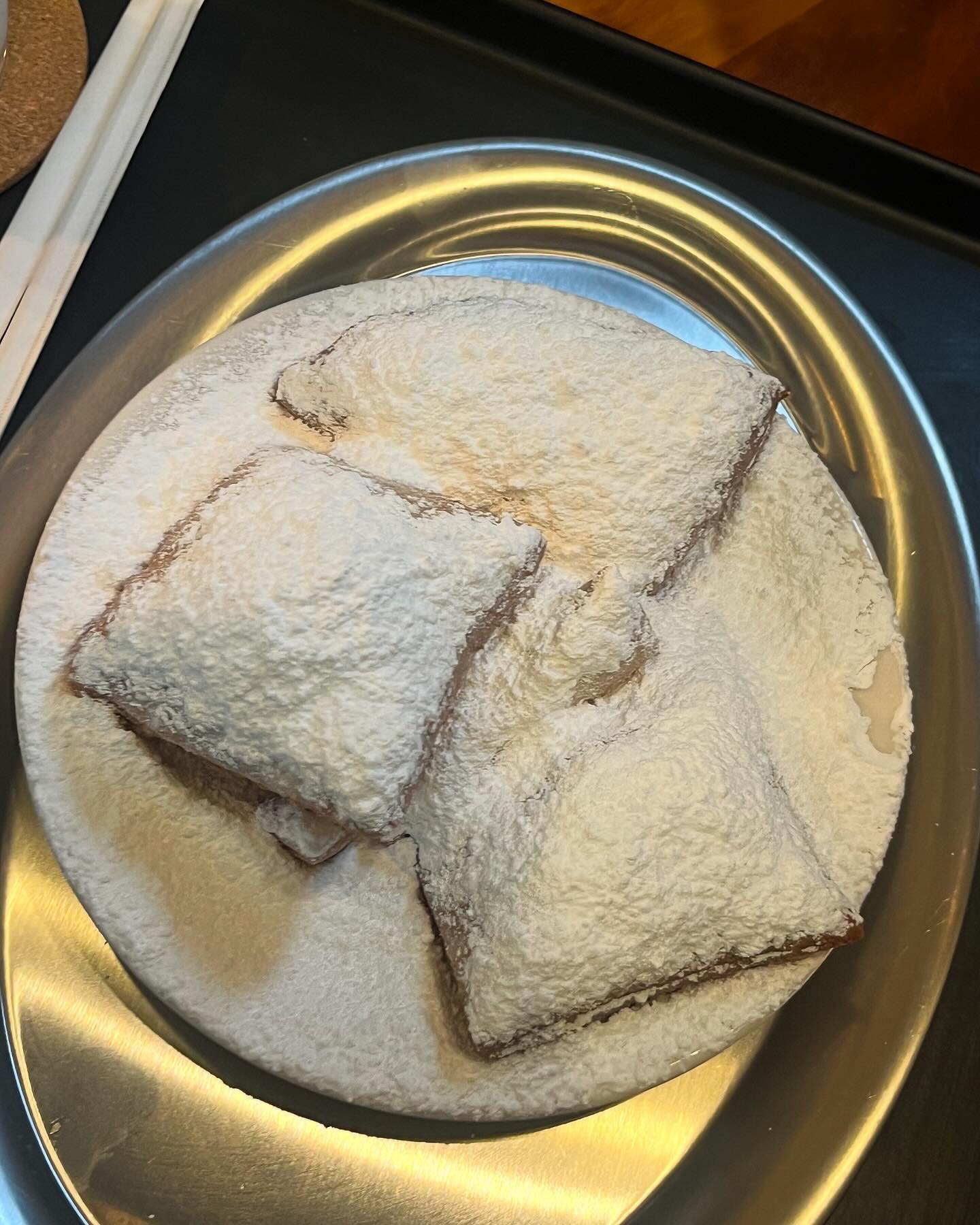 📍NEW IBERIA 용산 뉴이베리아
인스타에 자주 뜨길래 궁금해서 가본 용산 효창공원역 신상 카페! 
미국인 사장님이 프랑스식 도넛 디저트 베녜 만든다고 알려진 곳👨‍🍳

토요일에 2시 반쯤 갔더니 품절이라 다음날 일요일 12시 반쯤 갔더니 있었다 :) 주말에는 1시 반 전에 오면 먹을 수 있다고 말해주심!

베녜는 3ps(7,500원)부터 주문 가능하고 찍먹할 수 있는 초코 시럽(1,500원)도 추가 가능하다. 초코시럽 시킬지 고민했는데 미국인 사장님이 초코시럽 없이 먹는게 찐이라고 말씀해주심!!

처음 먹어본 베녜 맛은...! 담백한 도넛 맛!! ㅎㅎ
같이 간 남친이는 파우더가 맛있다고 손가락으로 싹싹 긁어 먹었다~ 궁금하신 분들은 한 번쯤~?! 

#효창공원카페 #용산신상카페 #용산카페 #뉴이베리아 #베녜 #beignets #seoulcafe #dessertinspo #yongsancafe #용산카페추천 #효창공원맛집 #café #travelblogger