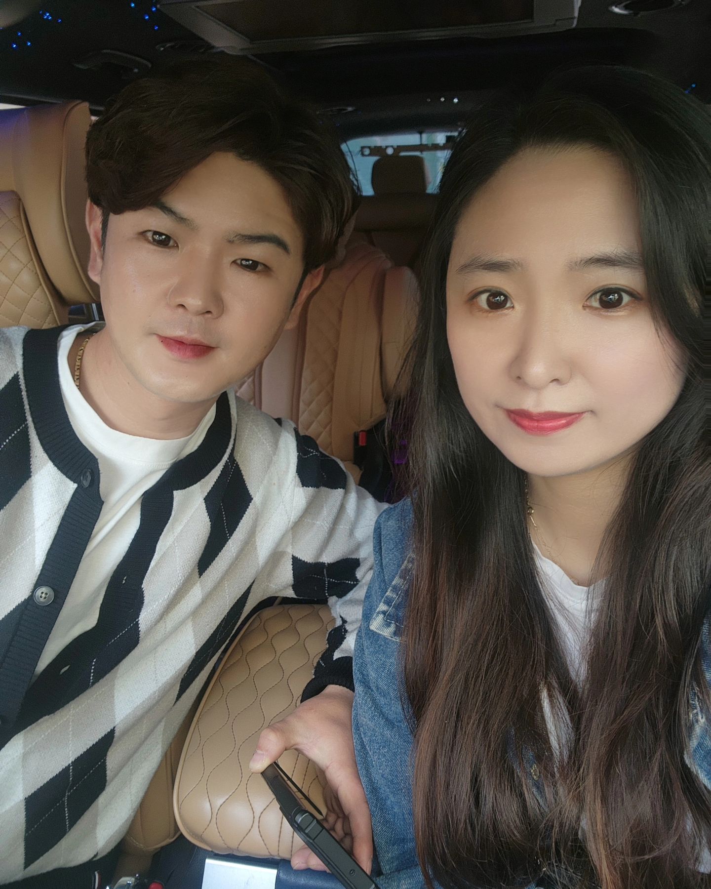 오랜만에 투샷❤️
막둥이 얼집 상담가는 날^^
날씨 좋다아✨️

#오랜만에투샷 #11년차부부 #다둥이엄빠
#애셋엄빠 #삼남매네 #다둥이맘 #날씨굿👍🏻