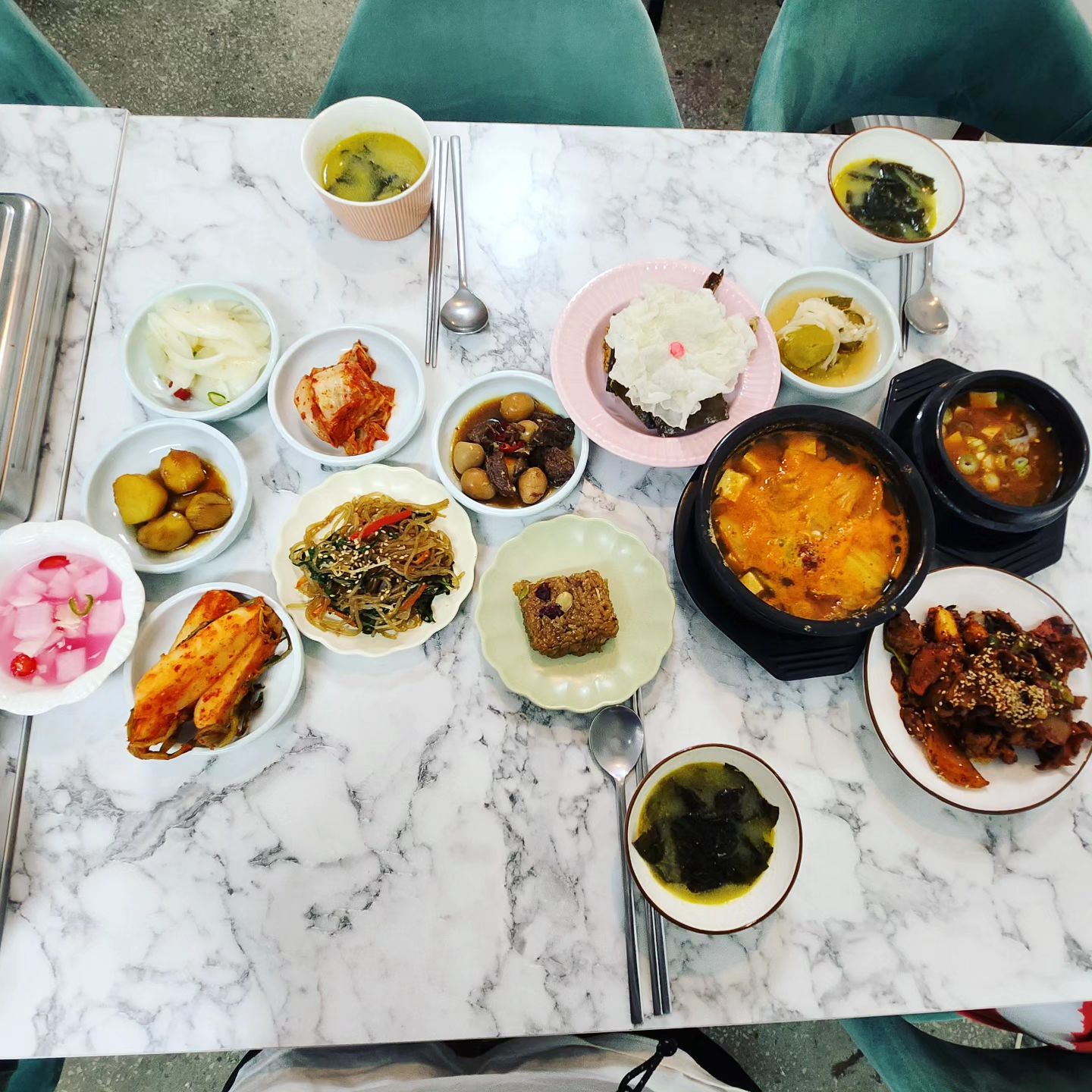 lovely_j4566 lovely_j4566
ㆍ
점심 혼밥하러 갔다가 주인장과 함께 식사함~😆
ㆍ
번번히 상다리 휘어지게 차려주니 안갈수가 없음ㅎㅎㅎ
ㆍ
심지어 맛도 최고~👍👍👍
ㆍ
친구가게라서가 아니라 진~짜 솜씨 좋당~
ㆍ
가격도 너~~~무 착하다~🤩🤩🤩
ㆍ
한번도 안가본 사람은 있어도,
한번만 간 사람은 없지~ 
ㆍ
반찬도 챙겨주고, 반건시까지 챙겨주고~
ㆍ
야무지게 잘 먹은 하루~^^
ㆍ
정성과 맛으로 하루종일 든든한 밥상~
ㆍ
lovely_j4566 lovely_j4566
ㆍ
ㆍ
ㆍ
#한식여왕 #제천맛집 #백반 #맛집 #혼밥 #환영 #엄마가해주는맛 #정성가득 #밥상 #고마워친구야