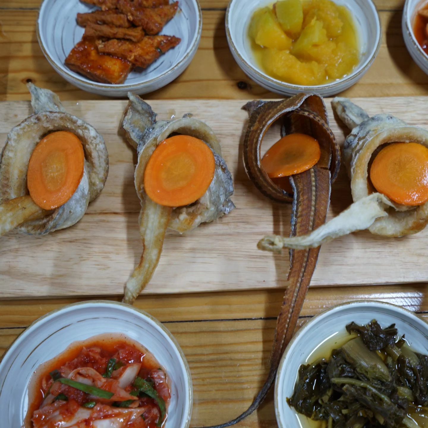 #협찬
제주 서귀포에 위치한 업체로 

주변에 성읍 민속마을이 위치하고 있는 삼신할망밥상에서 먹는 갈치 튀김 완전 강추합니다. 

사진속 메뉴는 삼신할망밥상 정식으로 3~4인 기준 6만원 인데요....

구성은 순살갈치튀김, 고등어 시래기 조림, 빙떡, 보리밥이 나와요. 

고등어시래기 조림 시래기는 엄청 부드럽고 고등어도 비린내 없이 맛있고, 

진한 조림 양념맛에 양념맛이 잘 베어든 무도 살캉하니 맛있어요. 

순살갈치튀김은 포를 뜬 갈치를 바삭하게 튀겨서 먹기에도 편하고 

바삭한것이 진짜 맛있어요. 

사장님이 직접 반찬까지 하나하나 만드는 곳으로 나물의 경우 직접 채집해 만들기도 하기 때문에 

반찬이집밥 반찬 같은 느낌인 곳이랍니다. 

삼신할망밥상

주소 : 제주도 서귀포시 서성일로 180

전화번호 : 064-787-4433

삼신할망밥상

주소 : 제주도 서귀포시 서성일로 180

전화번호 : 064-787-4433

#제주현지인맛집 #제주아침식사 #표선맛집 #서귀포맛집 
#서귀포한식 #일출랜드맛집 #성읍맛집 #서귀포맛집추천#제주일출랜드맛집 집 
#제주고등어조림맛집 #제주갈치튀김맛집 #제주성읍민속마을맛집 #표선현지인맛집 #제주서귀포맛  #제주여행맛집