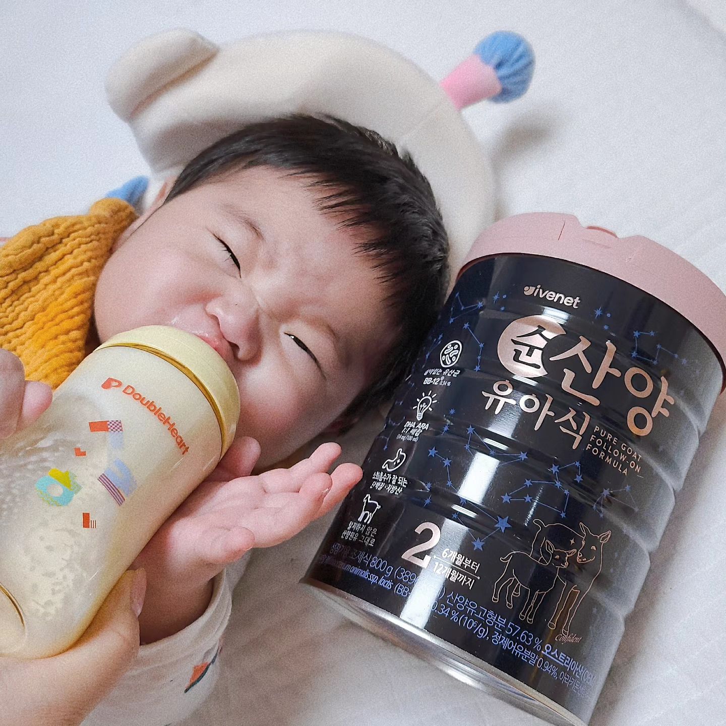 협찬 #순산양21기

세상에 태어나 처음 신생아실에서 접한 아기분유를 퇴원하고 집에 와서도 꾸준히 먹였고 지금까지도 먹였는데 과감히 포기하고 산양분유로 이번에 갈아탔는데요!

그 계기는 다른 엄마들은 수입분유다 산양분유다 뭐다 해서 깐깐하게 골라 선택해 아이에게 먹이는 것 같은데 저는 그냥 신생아실에서 먹이던 신생아분유를 그대로 가져와 먹이는 것 같아서...

사실 신경 살짝 쓰였거든요.
또, 이유식 시작했으니 더 탄탄하게 아기분유로 영양보충 함께 해 주면 좋을 것 같아서 아이배냇 순산양21기 지원을 했고 이렇게 활동하게 되었네요!

.
.
/

국내유일 탈지하지 않은 산양유 순산양!
함량 높은 산양분유 +@ 아기 성장에 맞춘 영양 과학적 설계로 5대 영양소 설계는 물론 기존대비 DHA2배 증량과 살아있는 유산균 BB12가 함유로 건강 영양소 톡톡히 챙기기 🤟🏻
앞으로 꾸준히 먹어볼란다요 💜❤️

/

#아이배냇 #배냇맘 #아이배냇분유 #산양분유 #순산양이유식 #분유추천 #산양분유추천 #아기분유 #수입분유 #국내분유 #소화잘되는분유 #유산균분유 #예비맘 #용띠맘 #토끼띠맘 #23년생맘 #육퇴 #육아꿀템 #육아소통 #좋반 #댓반