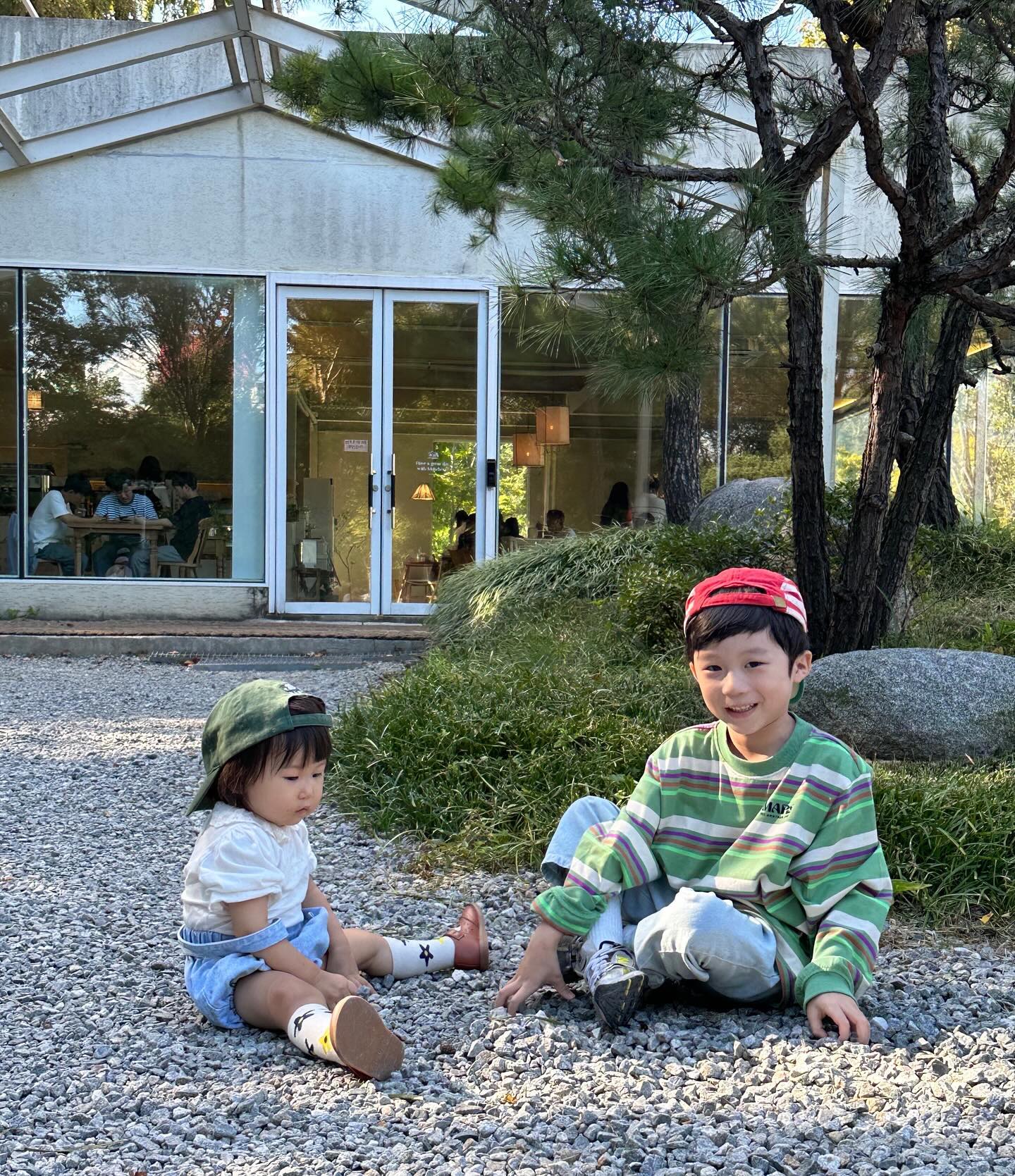 오랜만에 하품이네💚
추석 전후로 정신이 이제서야 돌아온것 같아요ㅋ

바람 솔솔 부는 가을 하품이와 조카

.
.
newbliss_official #무봉제 #플라워양말

.
.
#하품이네 #주말일상 #토요일 #천안나들이 #천안카페
#아들이랑조카 #양말 #무봉제양말 #플라워양말 #1세양말
#아들룩 #가을룩 #남아룩 #주말룩 #socks