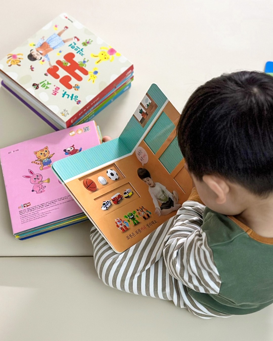 #돌잡이맘22기 #제품협찬 #리틀천재 #모야몽스마트박스

우리 또복군 수 개념은 돌잡이 수학 시리즈로👍

요즘 리모컨만 보이면 영상 보여달라 난리인 20개월 또복군이에요

유X브 영상을 보여줬더니 끊임없이 보여달라하는 바람에 고생하고서는
무조건 영상은 없다며 다 차단했는데
모야몽 스마트박스 영상 보여주고 나서는 또복군이 달라졌어요👶🏻

영유아전용 부담없는 미디어에
또복군이 좋아하는 책 내용이 그대로 나와서
아는 내용에 더욱 흥미를 가지는 또복군❤

중독성 없는 영상을 보다가 
책을 보고 싶으면 같은 내용의 책을 꺼내 읽다가
다양한 방법으로 반복 학습을 하다보니
어린이집에서 유일하게 색 개념과 수 개념을 아는 모범생이 됐다는 사실👍✨

같은 또래 미디어로 고민이신 엄마들
돌잡이 수학 모야몽 스마트박스 완전 추천합니다 :)

#돌잡이스마트패키지 #돌잡이수학 #바나펜 #소리펜 #홈스쿨링 #홈플레이 
 #유아전집 #아기전집 #국민전집 #육아템 #첫전집 #전집추천 #수학그림책
 #유아수학 #첫수학책 #아기책 #아기수학책 #돌잡이시리즈 
 #돌모닝