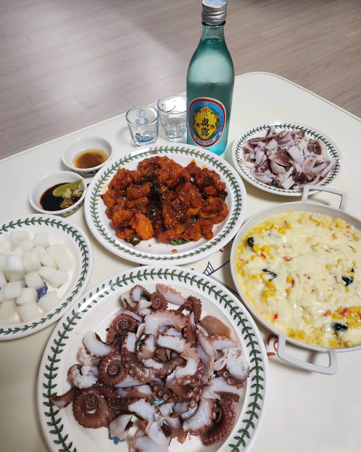 토요일 집술 🍻
아빠표 문어&한치 
바다주시게- 장어강정
나표 콘치즈 🌽

#집술 #술상 #홈술
.
.
.
.
.
#고기 #바다주시게 #장어강정 #장어 #요리 #밀키트 
#술안주 #홈포차 #맛집 #술 #소주 #야식 #맛있다 #먹스타 #맛스타그램 #먹방스타그램 #홈쿡 #맛집탐방 #음식 #오늘뭐먹지 #술스타그램 #foodie #먹팔 #먹팔해요 #먹스타맞팔 #먹팔맞팔 #먹팔환영