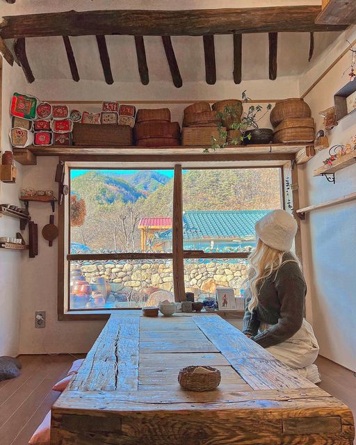 여행하는➰노햐 on Instagram: "평소에 따뜻한 차를 즐기는편이 아닌데
이날은 산을 다녀온 탓인지 
따뜻한 모과차가 땡기더라구요.,.?
정말 탁월한 선택이었던...
제가 차를 더 우려 마실줄이야....
너무 달지도 않고 넘 향긋해서 진짜 맛있게 먹은듯 해요🫶🏻

분위기도 분위기지만 맛도 정말 만족스러웠던
나무와 그릇이였습니당 ♥️

✨이전 영상 참고해주세용

#노햐_전라도 #노햐_무주 #나무와그릇 #무주여행 #무주가볼만한곳 #무주여행기록 #여행 #여행기록 #여행소통 #여행지추천 #무주 #무주카페 #카페 #카페추천 #카페기록 #분좋카 #카페데이트 #카페탐방 #카페투어 #카페소통 #레트로감성 #시골집st #디저트 #디저트카페"
