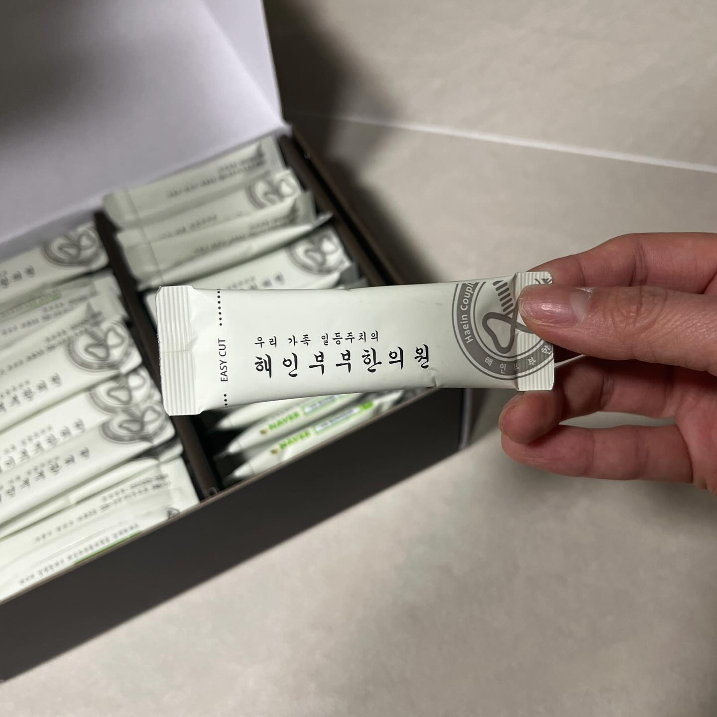 코로나 한참일때 찐살 해인감비환 먹고 많이 뺐었는데 다시 불어난 뱃살 턱살 허벅지살 🫠
다시 해인감비환으로 다이어트 시작!
벌써부터 입질오고 몸무게 내려가기 시작했어요.
운동? 어차피 작심 삼일이고 입터져서 먹는것도 못줄이는데 한약에 도움받을수밖에…🤣
시작한지 얼마 안됐는데 식욕조절 되고 있고 몸무게 조금씩 내려가는 중이에요!!

#식욕조절#한약다이어트#다이어터#식욕억제#해인감비환