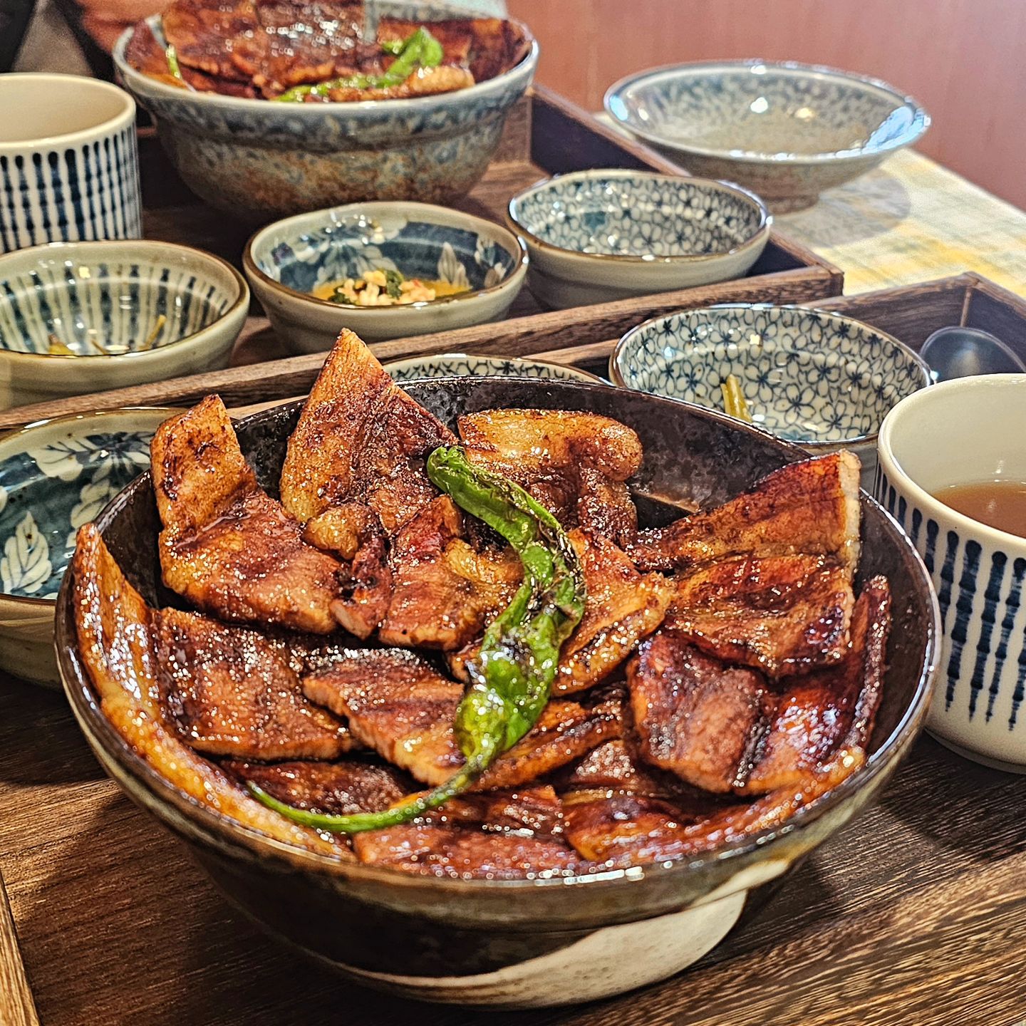 일본 감성 분위기의 도계동 부타동 맛집 야쿠😎
홋카이도 오비히로식 부타동을 맛볼 수 있는 곳!

야쿠만의 비법 숙성 타레 비장탄을 사용해
불 맛 가득하게 구워낸 고기 가득 부타동
보이는 비주얼만큼 맛있어요👍👍
밥과 반찬, 미소시루는 리필이 가능하답니다

부타동 단일 메뉴 판매 중인데
고기추가&사이드 메뉴도 생겼으면 좋겠다는 바람
조만간 또 먹으러 가야지😋
맛있는 부타동 먹으러 야쿠로 달려가효 💕

🎈야쿠
✔️경남 창원시 의창구 도계로4번길 14 1층
✔️영업시간 11:00~22:00 (매주 월요일 휴무)
✔️0507-1335-2316

#협찬 #리뷰노트 #창원맛집 #창원도계동맛집 #도리단길맛집 #도계동야쿠 #부타동맛집 #부타동 #야쿠