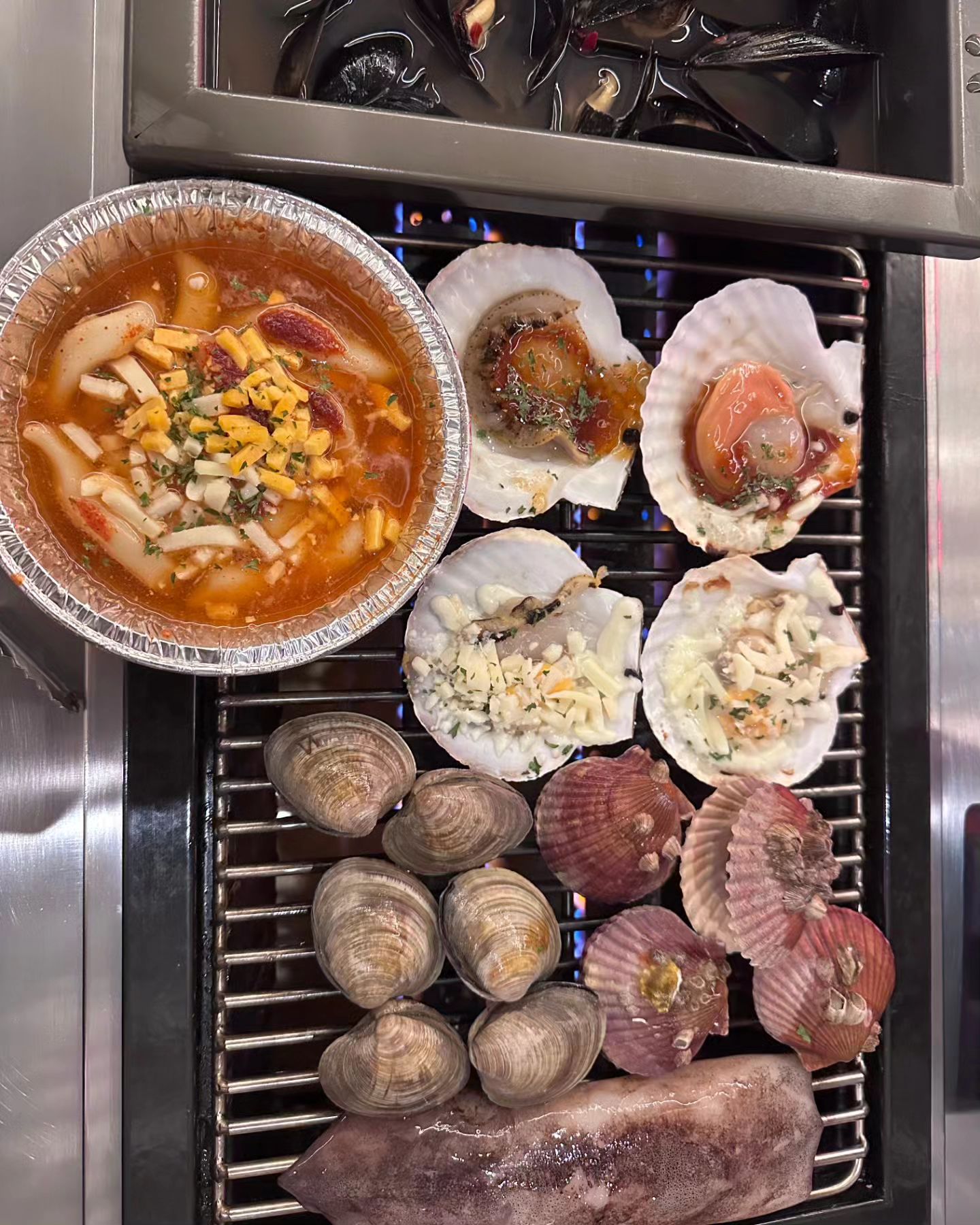 단단부부 주말일상🥰

1. 1차 내가 노래부르던 조개구이 먹으러
2. 라면 마무리
3. 조개구이 나오기 전 
4. 추억의 캔모아
5. 부평에 캔모아가 세 곳이나 있어요🙃
6. 캔모아에서 동영상
 "비디오 왜찍어?" 예? 비디오요?ㅋㅋ
  아저씨 다됨ㅋ
7. 일욜 웡카 보러감 (움파룸파 노래중독됨)

끄읏!!! 

#부평데이트
#주말은즐거워
#캔모아에서
#전연인과의
#추억을 
#현남편과
#곱씹어요ㅋㅋㅋ
#웡카
#초콜릿땡기는영화