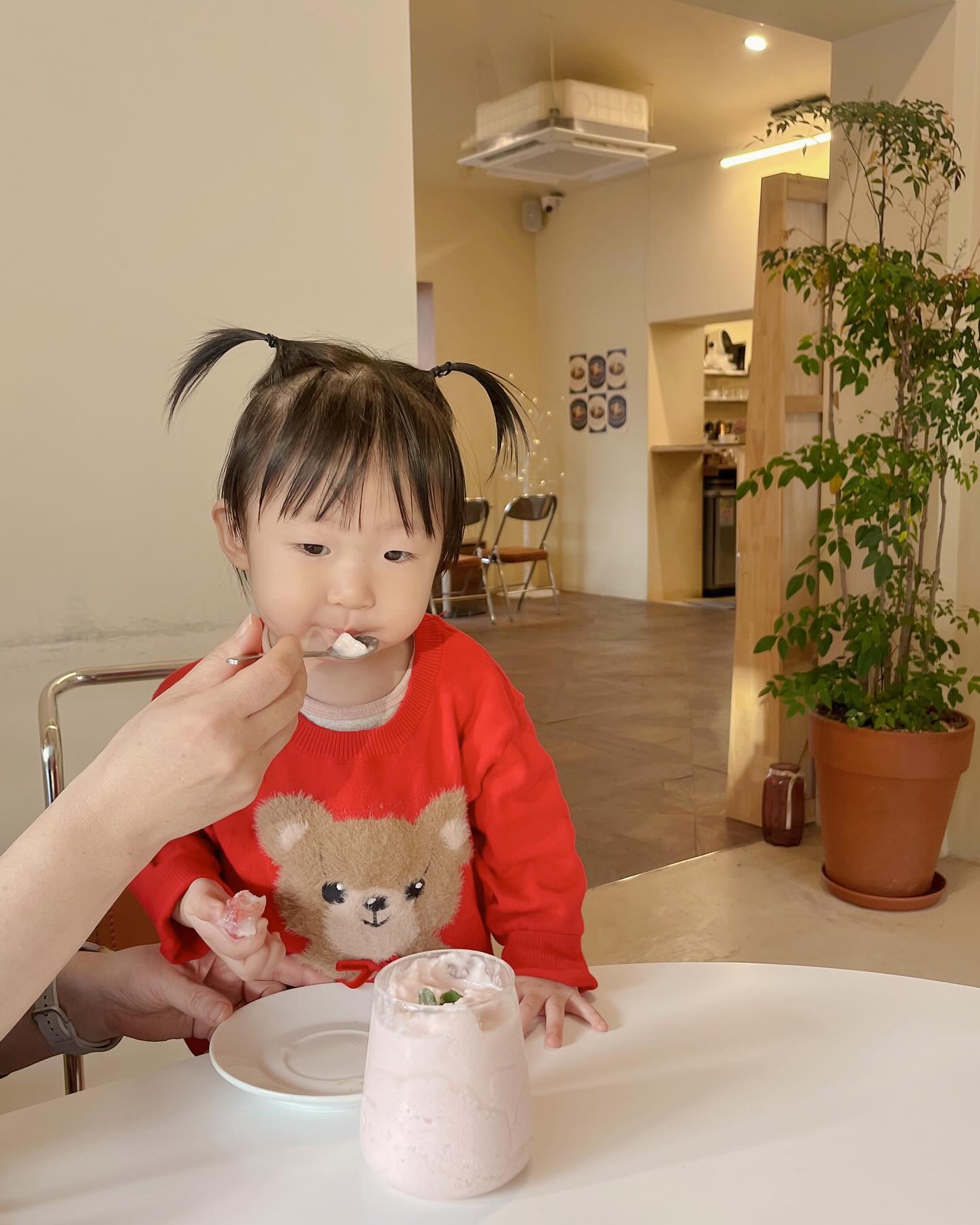 할미가 먹여주는
딸기 요거트 🍓❤️