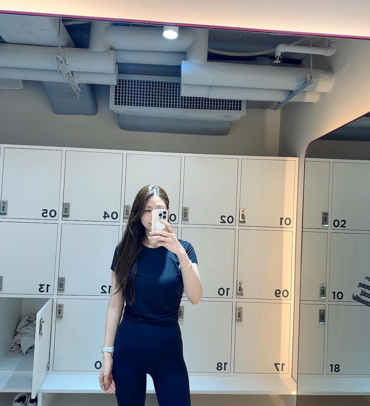 📍Absolute Pilates
⠀
체어 그룹수업 전에는 처음 참여하는 사람들을 위한 체어 파운데이션 수업이 진행된다. 15분전 개인에 맞는 기구 셋팅 방법과 스프링의 강도에 대한 설명을 꼼꼼히 듣고 본 수업에 들어간다. 그래서 그런지 수업의 집중도가 높은편인듯!
⠀
회원의 입장에서 여러모로 생각할 게 많았던 것 같다:)
⠀
⠀
⠀
#여행스타그램 #필라테스
#운동여행러