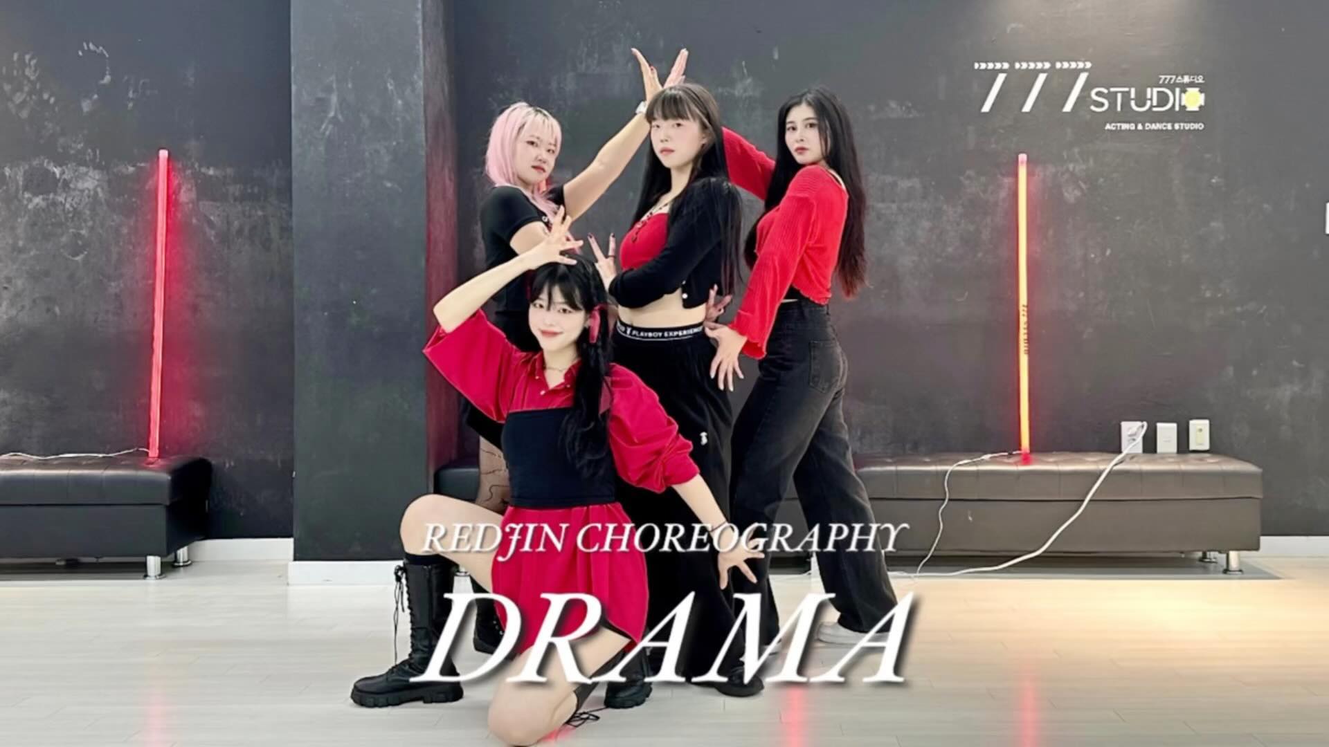 DRAMA💃🏼

Choreography & Direct by yujin.0117 

Dancers🌹
Hyunyoung hyun_0_223 (카리나)
Momona 93ym7 (지젤)
Swa __swa_swa (윈터)
Diya diiya._.__ (닝닝)
kiko kiko_c_smile (지젤)

👑2023 REDJIN 8th Girl group draft

2023년 마지막 레드진 걸그룹 시안 ‘Drama’
올 한 해 정말 열심히 꾸준히 시안 작업 하다보니
벌써 9개의 시안이 완성되었습니다🔥

1월에 디토 만들 때까지만 해도 이게 지금까지
이어질 거라고는 생각 못 했는데요

제 상상을 현실로 만들 수 있도록
도와준 많은 댄서 친구들,
더 발전된 작업물 만들 수 있도록
피드백 해주셨던 선생님들께도 감사드립니다🙏🏻❤️🌹

Drama는 모든 이야기는 나로부터 시작된다는
자신감 넘치는 애티튜드를 담은 곡입니다. 

에스파는 예전부터 작업해보고 싶었던 걸그룹이었는데
그동안 에스파의 포인트 안무가 유명했다보니
좀 더 레벨업을 한 후에 도전해보려고 했습니다.

많은 백업을 사용했던 에스파의 Drama와는 달리
4인으로 만들다보니 기존 안무보다 멤버들의 안무가
좀 더 많아지게 되었습니다. 

에스파가 텃팅을 활용한 포인트 안무를
이전부터 많이 해왔기에 이번에는 텃팅 요소들을
넣어서 제작하였습니다📐

비트 베이스, 질감, 멜로디 라인 등
노래와 가사를 어떻게 표현할 지 고민하면서

Drama를 보는 화면을 손으로 표현하는
포인트 동작도 제작해보았습니다.

4인은 처음 도전해봐서 구성의 한계를 좀 느꼈는데
아이디어 잘 내주면서 따라와준
시안 댄서들에게 감사합니다❤️☺️🌹

다음 달에는 제 개인 안무로,
내년에는 정말 아티스트의 공식 안무가
영상으로 찾아뵐 수 있도록 노력할게요☺️

응원해주시는 분들께 항상 감사드려요🥰🌹🥰🌹

#redjin #redjinchoreography #dance #dancer #dancevideo #aespa #drama #draft #dramachallenge #퍼포먼스디렉터
