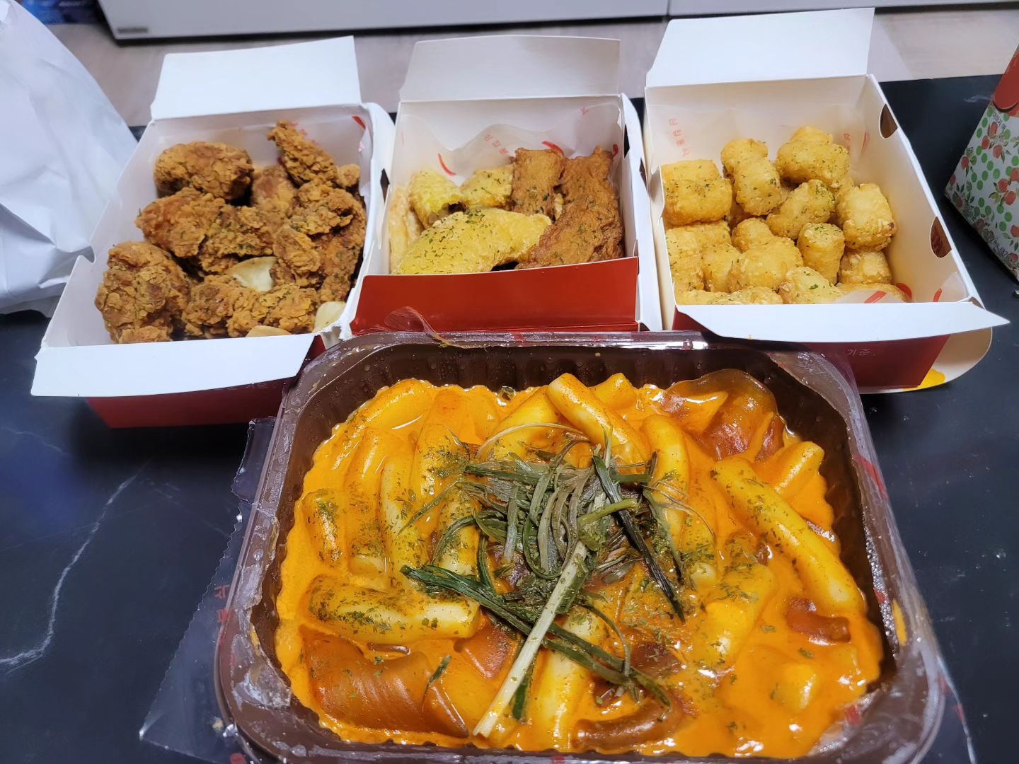 떡볶이 먹고싶다고해서
특별히 사무실에서 시켜서 집으로 들고옴
우리동네는 맛있는 떡볶이집이 없다는..
촌동네일세ㅠㅠ

많이드셔 큰딸♡

#삼첩분식 #삼첩분식로제떡볶이 
#분식 #금요일밤 #저녁
#로제떡볶이 #카스맥주 

한캔만하고 좀이따 운동해야지