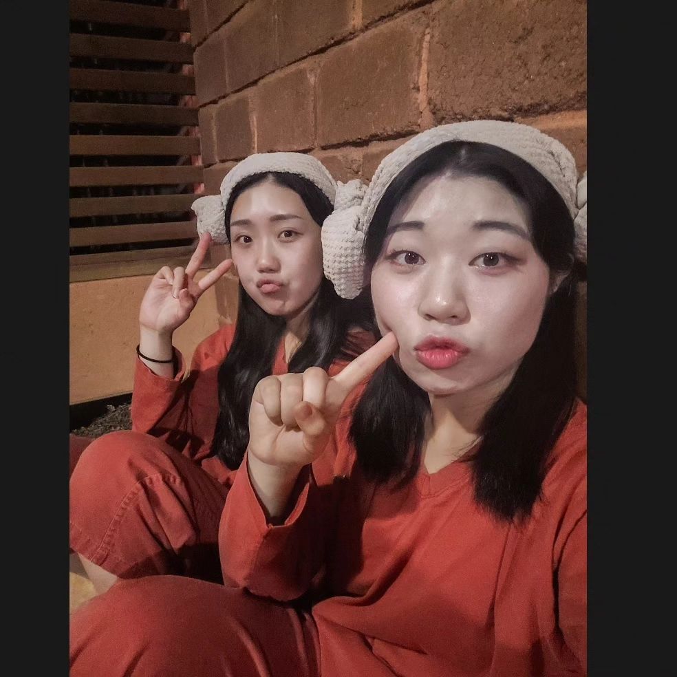#서울 #서대문구 #숲속한방랜드 #♨️

최상의 질을 기대하면서 먹기보단 😲😲
시원하게 땀빼고 나서 단백질 보충해준다는 느낌으로💦
먹는다면 가마골 숯불구이는 탁월한 선택일 거예여~👍👍

가마골 한식당 메뉴 중에는 제육볶음이 인기가 많아요..‼️

셀프시스템이고 선불제라서💰
내가 먹고 싶은 것만 담아서 먹고,
바로 나오면 되는 거라 🚶
제 개인적으로는 편했어요~😳😳💗

📍 숲속한방랜드 - 가마골숯불구이

⏰️ 영업 시간
매일 06:30 ~ 22:00 

💰 메뉴
삼겹살 1인 (180g)🥩 16.0
목살 1인 (180g)🥩 13.0
된장찌개🥘 8.0
공기밥🍚 1.0

✨️차별점✨️
☝️고기와 한식메뉴 중 고를 수 있는 메뉴 선택지가 다양✅️
✌️고기의 경우 초벌이 된 상태로 나와 빠른 식사 가능🥩🔥
👌 셀프 시스템으로 사이드반찬, 채소류 직접 갖다먹음🥬
🖖 요금은 선불제이며💸, 식기는 직접 반납하는 시스템⚠️
🖐 찜질방 2F에 자리잡고 있는 식당가..‼️

📣 한줄평
초벌한 삼겹살과 목살 구이라서 🥩🔥
보다 빠르게 식사할 수 있는 곳🏡

✅️ 재방문 의사
🎗🎗🎗🎗🎗

🪧 이대역에서 7017 버스타고 7분 🚃

#마리_서대문구