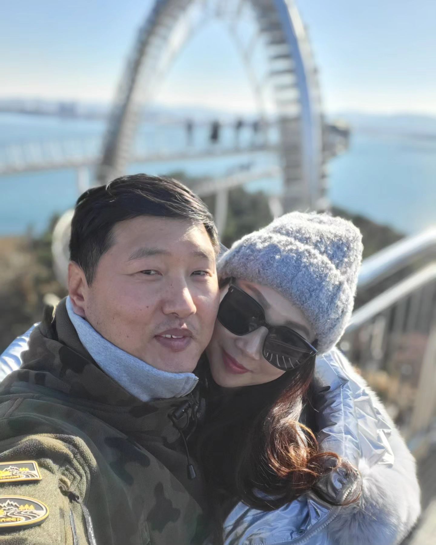 <ㅡ <ㅡ #결기여행 중 3일차 #포항여행

#포항 #죽도시장 가는길에 잠깐 차 세우고 올라간 #스페이스워크
바람은 엄청 불고, 심지어 막 흔들리는 계단😳
#고소공포증 살짝 느꼈지만, 포스코를 믿으며
오히려 높은 곳에서 한참 서 있었더니
오랜만에 놀이기구 탄 것처럼 너무 재밌었고
아드레날린 팍팍 분비된 #환호공원 #포항스페이스워크

전망도 좋고 진짜 기분 최고였다 🤩
.
.
.
#결혼기념일여행 이니까 #부부사진 도 투척 🧔‍♂️👩‍🦱
이번 #가족여행 은 남편이 안찍어주던 내사진🤧
작정하고 많이 찍기가 목표 🤣
.
.
.