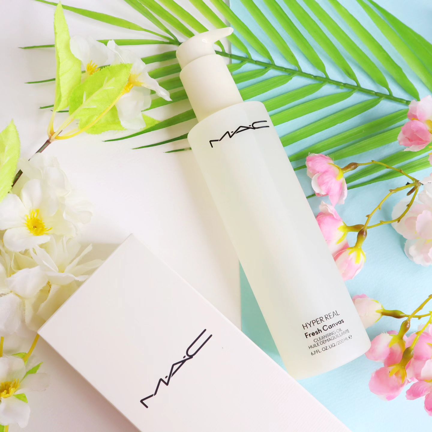 #제품제공 maccosmeticskorea

산뜻하고 가벼운 클렌징 오일을 찾는다면-!
#맥넘버원클렌징 #하이퍼리얼클렌징오일 추천드려요💙

워터프루프 메이크업도 깔끔하게 클렌징해주는
맥 클렌징 오일로 모든 피부에 촉촉하게 사용하기 좋은데요💦

흐르는 묽은 타입의 텍스처가 엄청 가볍더라구요
요즘처럼 건조한 환절기에도 속 당김이나
미끈거림 없이 사용할 수 있어서 넘 좋았다며~🤭

푸석한 피부를 생기 있고 매끄럽게
가꿔주는 화이트 피오니 꽃 추출물까히 함유하여
클렌징하면서 피부 케어가 된다니 역시 맥이 다했드아~🙋‍♀️♥️

#클렌징오일 #화이트피오니꽃추출물 #맥클렌징오일 #맥 #하이퍼리얼 #파룸체험단