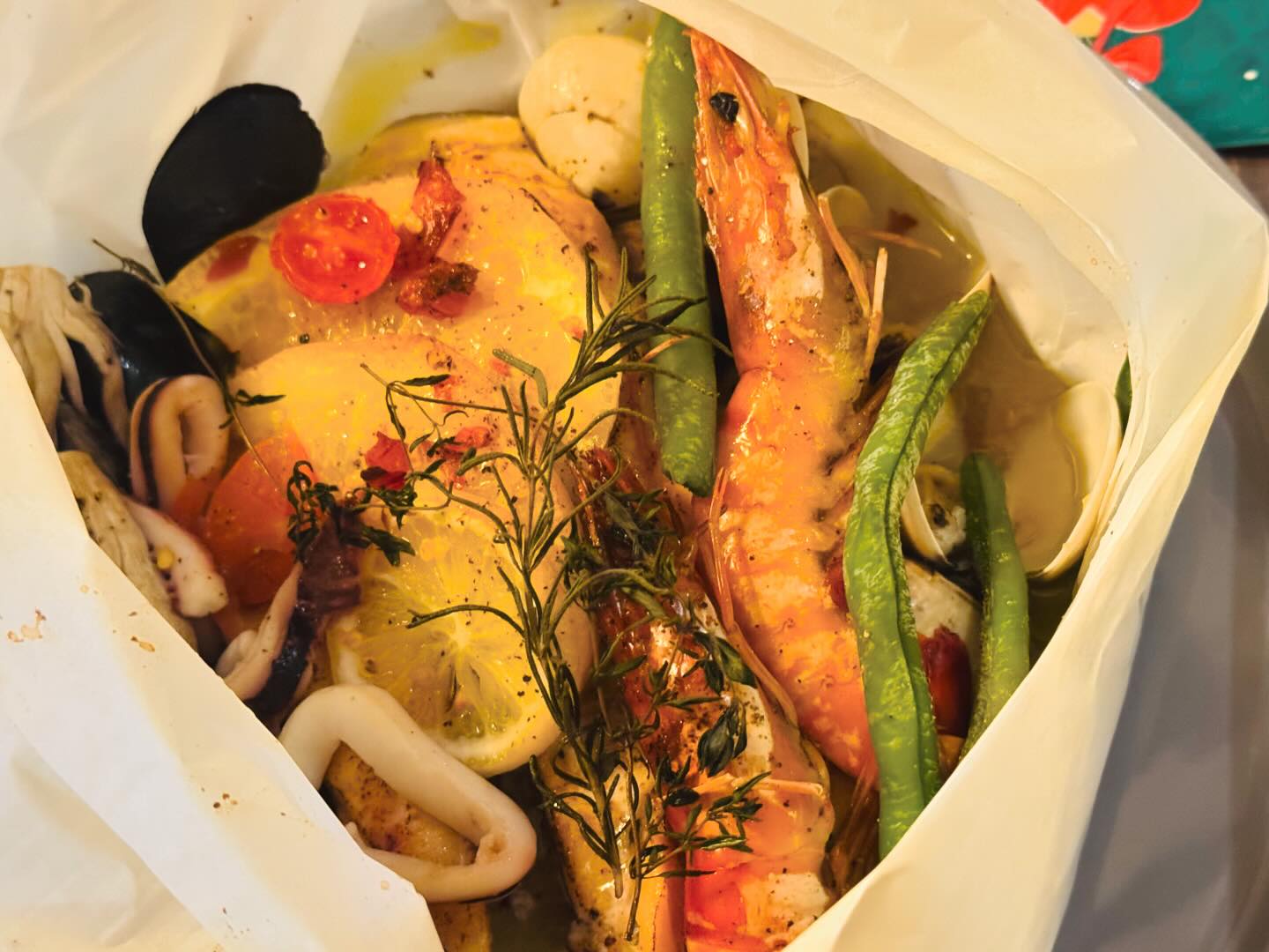 3만원대에 즐기는 디너 오마카세?!
맛있는 메뉴만 모으고 모은 안주 오마카세!
삼덕동 안주 오마카세 #삼덕진리

9시까지 예약가능해서, 늦은 시간에 시작하기도 좋은 곳.
매달 바뀌는 이달의 메뉴로 안주를 코스로 즐길 수 있다! 
게다가 오뎅바까지!!
우리가 갔을때는 크리스마스 시즌이라, 왕트리도 있었구, 귀여운 테이블냅킨이 있어 연말분위기 가득했음. 

충북음성 한우육회 / 캐비어 크림아란치니 / 서해안물총조개 연포탕 / 해산물연어 파피요트 / 합천고구마크림 크래커 
요렇게 코스로 나왔고, 왠만한 디너코스보다 양이 많으므로....식탐대마왕인 친구들에게 추천...!
넘 맛있어서 남기기가 아까웠는데 배가 넘 불렀음. 
개인적으로는 크림아란치니 넘 맛있었구, 한우육회도 싱그럽게 느껴졌다.
드라이한 사케랑 잘 어울릴 연포탕도 있구, 파피요트도 구운 해산물들이 있어 넘 좋았음. 

사케도 3종을 맛볼 수 있는 샘플러도 있어서 좋음. 개인적으로 좋아하는 자쿠 미야비노토모 나카도리가 있어서 더 좋았음!

해산물 좋아하는 대구의 술쟁이들, 얼른 예약하고 가보자! 
(네이버예약하구 갔음) 

* 미리 예약하고 가야함! (자리가 있다면 당일 예약도 가능.)
* 골목길에 위치해 있으므로, 주차는 따로 문의 해볼 것.
* 메뉴 하나하나 다 맛있구, 코스요리가 아니더라도 9시 이후에는 단품 요리로도 주문 가능함.