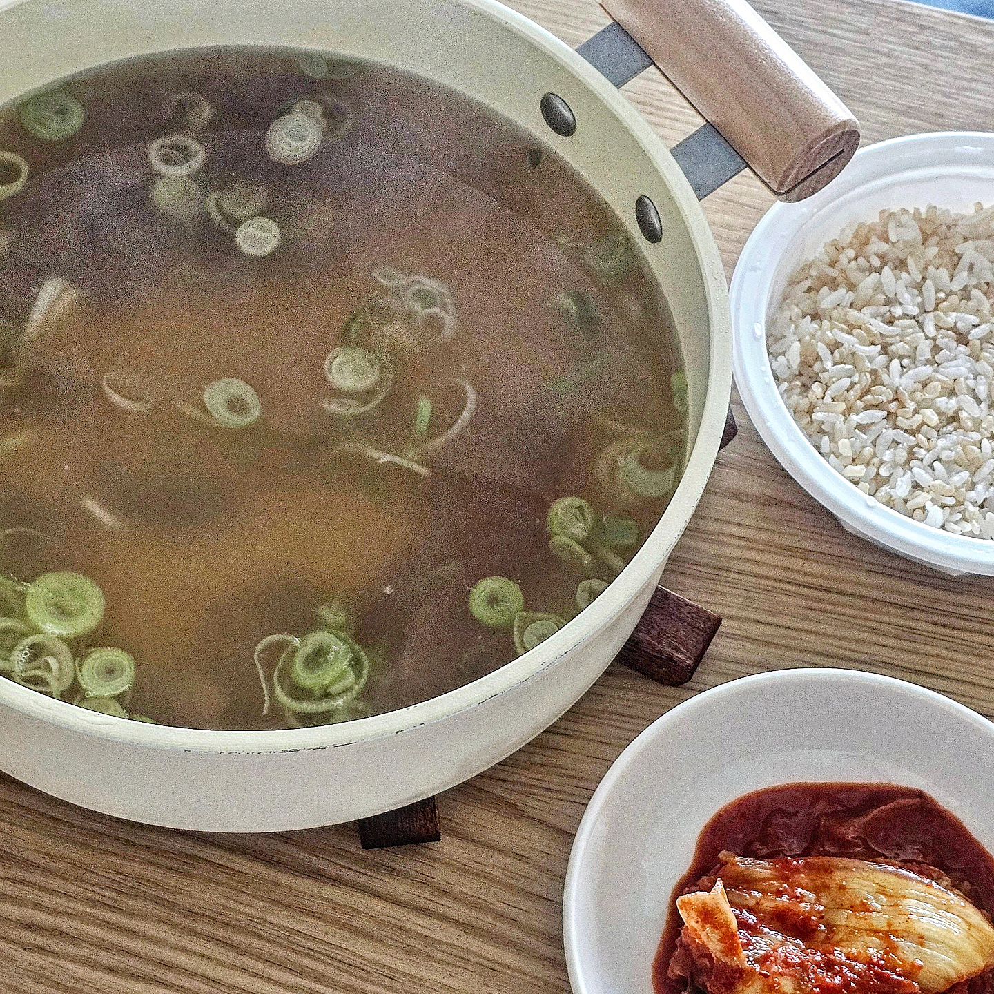 #협찬 갑자기 더워진 날씨에 지친 요즘
채윤이네 나주곰탕으로 에너지 충전해요💪

채윤이네 나주곰탕은 매일 새벽부터 전통 방식으로 
정성가득 고기를 삶아 육수를 내는 것으로 유명해요

매일 새벽 가마솥에 고기로만 육수를 내고 
천연소금과 대파, 양파, 표고버섯, 마늘로만 맛을 우리고 
천일염으로 간을 해요
(체인점이 아니라, 매일매일 직접 끓이신다눙 !!!!!!!!)

깊고 찐~한 육수의 맛에, 밥 한공기 호로록 순삭 (৹˙꒳​˙ฅ) 

진짜 애정하는 이유가 또 있거든요 𐌅 𐨛 𐨛 𐌅 𐨛 𐌅
채윤이네 나주곰탕은 봉지 쫙쫙 뜯어서, 끓이면 끝!!!!!!!
밀키트보다 더 간편한 잇템이라구요🖤

거기다, 최저가 노마진 공구로 판매되고 있어 
합리적인 가격에 구매할 수 있으니 우리집 완전 필수품이쥬?

P.S 당일생산, 당일 소진을 원칙으로 판매하고있어요

✔️오프라인 매장 
:https://naver.me/F2vM1fLQ 

✔️스마트스토어
 :https://smartstore.naver.com/kkhskm0216 

#나주곰탕노안집#나주곰탕#나주곰탕택배#나주곰탕밀키트
