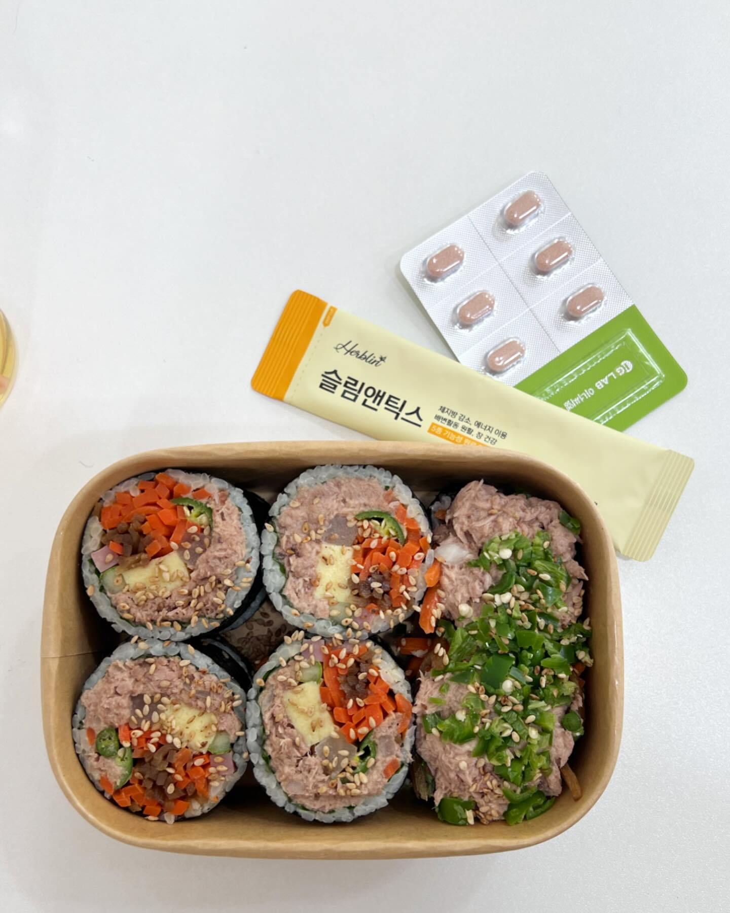 요즘 가방 속에 쏙 넣고 밥 먹기 전 꾸준히 먹어주고 있는데
세상 내 뱃살 일주일 만에 소멸 됬어요!! 
와앀 꾸준히 먹어볼라고요 
 이걸 이제 알았다니!  세상 보조 식품 인스타 난리난 제품 다 먹어 봤다며 소용 없다며 신경도 안쓰고 거들떠 보지도 않았었는데

오......👍 벌써 -3kg빠졌어요 대박
곧 인증 후기 올릴게효오

#다이어트식단 #다이어트일기 #다이어트레시피 #다이어트도시락 #다이어트소통 #다이어트그램 #주말 #운동기록 #먹스타 #일상 #다이어터 #🐷