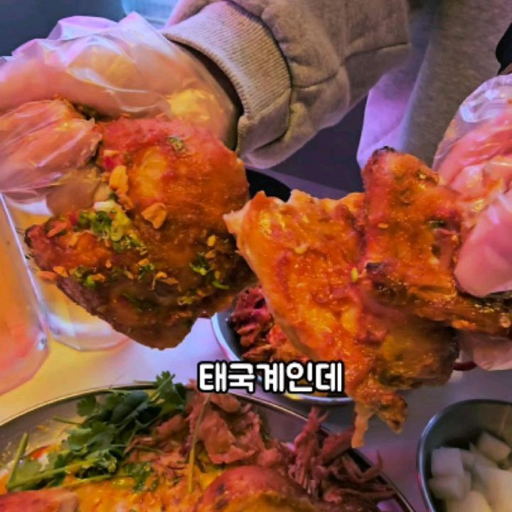 ➡️푸팟퐁커리에 찍먹하는 전기구이 통닭🙉❤️

🌹홍대에서 줄 서는 식당 “도른계” 다녀왔습니다.

📌제가 먹은 메뉴
  태국계
  옛날닭연골튀김
  숙성생맥주

✅️도른계는 돌아가는 전기구이 통닭을 뜻하는데
엄선된 재료를 사용하여 최상의 맛을 제공하기 위해 
매일 100마리의 통닭만 판매한다고 하네요‼️

✅️매콤한 한국계, 
  크림소스가 어우러진 미국계,
 푸팟퐁 커리 베이스의 태국계, 
  야끼소바와 함께 즐기는 일본계가 있어요☺️

✅️전기구이 통닭만으로도 맛없없인데, 
  푸팟퐁커리 베이스가 너무너무 맛있었어요🩷

✅️말로 표현을 잘 못하겠는데 약간 짭짤, 매콤, 고소하면서 
  생맥이 쭉쭉 들어가는 맛?👍👍
 재료가 실하고 닭이 커서 그런지 엄청 배부르더라구요🙉

✅️생맥은 숙성생맥이라고 하는데 이것도 맛있어서 
  소식좌 친구도 3잔이나 먹었답니다.😊
 웨이팅 생기기 전에 꼭 가보세요👍

Info.
🎈도른계 홍대점
🎈서울 마포구 와우산로17길 19-9 1층
🎈매일 16:00-01:00
🎈02-2088-6606

➡️맛있는 곳을 더 공유받고 싶다면🎀
foodie._.ang
foodie._.ang
foodie._.ang

#상수역술집 #상수역치킨 #홍대클럽거리 #홍대맛집 #줄서는식당
