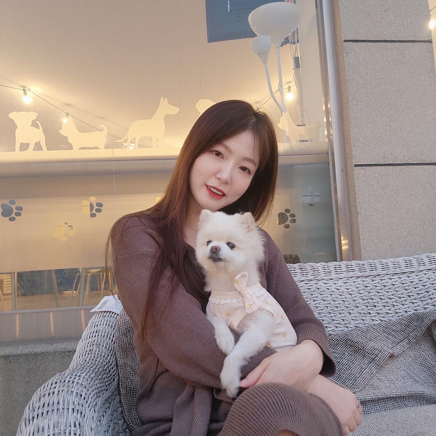 요지랑 카페투어🐶
댕스크림을 사줬댜! 냄새를 킁킁 맡더니
나 안먹시전..🔥
그래서 두고 노는데 옆에서 챱챱소리가 나는 고야..?
넌 누구냨ㅋㅋㅋㅋㅋㅋ 깜짝놀래서 주인찾아 세히둥절..
주인분도 당황하셔씀ㅋㅋ먹여도 되냐고 물어보고
냠냠챱챱 먹여줘따ㅋㅋㅋ 귀여운것❣️