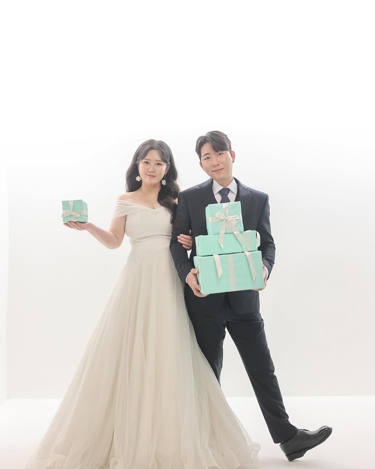 2024. 02. 03 (토) 13:10 

최현준 ❤️ 임한솔 

저희 결혼 합니다 

앞으로 평생 함께하고자 하는 사람을 만나게 되어 
연인에서 부부로 새로운 시작을 하려고 합니다. 

한 분, 한 분 찾아뵙고 인사드리는 것이 예의지만 
갑작스러운 연락이 부담되진 않을까 
그동안 자주 연락드리지 못하고 
오랜만에 닿는 연락이 결혼 소식이라 부담이 되실까 염려되어
조심스러운 마음에 선뜻 연락드리지 못한 분들도 있습니다.

너그러이 이해해 주시고 먼저 연락해 주시면 
감사한 마음으로 기쁜 소식 전하겠습니다.

좋은 날 귀한 걸음으로 소중한 시작을 축복해 주신다면 
감사한 마음 평생 깊이 간직하며 잘 살겠습니다

참석이 어려워 먼 곳에서 보내주시는 소중한 마음들, 
미리 축하해 주신 모든 분들까지 소중한 마음 평생 잊지 않고 
보답하며 아름다운 가정을 꾸리도록 하겠습니다 

신랑 최현준 신부 임한솔 올림