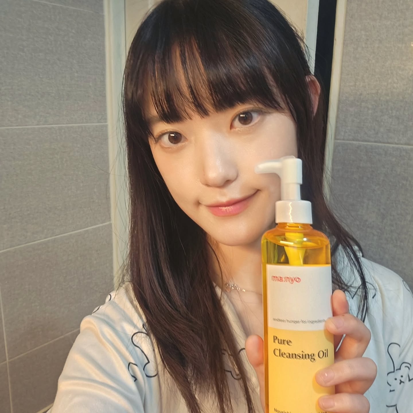 #광고
4년 연속 올리브영 어워즈 클렌징 부분 1등한 국민 클렌징 오일, 마녀공장에서 #협찬 받았습니다.

전 주로 모공이랑 블랙헤드 관리 + 세정력 때문에 클렌징 오일을 쓰는데 워낙 유명한 제품이라 유분기 많은 피부에도 메이크업이 깨끗하게 지워지더라구요ㅎㅎ

특히 피부가 엄청 민감성이라 잘못쓰면 다음날 바로 뒤집어지는데 안자극 테스트를 완료한 제품인지라 눈따가움 없이 메이크업&블랙헤드(증정품인 킬패드도 이용해서)까지 잘 녹였습니다.
(지우고 나서 피부가 심하게 땡기지 않은 부분이 정말 마음에 들었습니다ㅎㅎ)

 12월 올리브영 세일 한정으로 퓨어 클렌징 오일 300ml 2개+블랙헤드 지우는 킬패드 1매입x3ea 까지 세트로 만나보실수 있습니다.:-)
(매일 사용하는 제품은 특히 순한 제품이 좋은데 다들 추천드립니다ㅎㅎ)

manyoofficial
#마녀공장 #클렌징오일 #클렌징오일추천 #올리브영클렌징오일 #올영세일 #올영어워즈