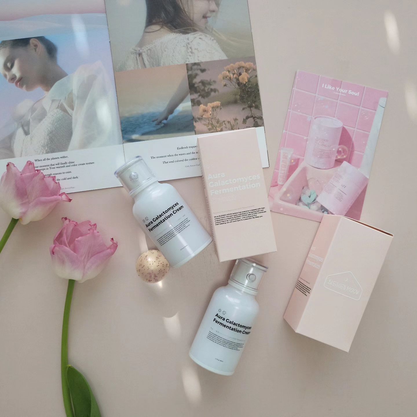 #협찬

블레스문 아우라크림 ✨️
화장품은 내 피부에 직접 바르는 제품이기때문에 아무래도 가장 중요하게 생각하는게 성분과 기능인데요,
블레스문 아우라크림은 한국콜마(주)에서 나온 
[미백 및 주름개선 기능성 화장품] 으로 피부의 미백과 주름개선에 도움을 주는 제품이에요. 😌
발효과정에서 생산되는 유기산이 자극없이 묵은 각질들을 제거해주어 거칠고 푸석한 피부를 촉촉하게 만들어주어요. 사실 화장품을 바를때 과한향은 싫은데, 블레스문 아우라크림은 시간이 지날수록 은은하게 느껴지는 향이 정말 좋은 제품이에요. 
퓨어한 화이트 패키지에 핑크핑크한 엽서와 종이백까지 💗 
가까운 사람에게 선물용으로도 추천드려요. :)

#블레스문
#아우라크림
#아우라갈락토미세스발효크림