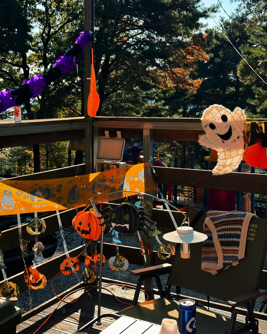 할로윈과 난장판의 그 어딘가🎃🤪
다이소 없으면 어쩔뻔했어^^ 

아이들이 제일 좋아하는 할로윈캠 
그런 아이들을 이겨보겠다고 
이것저것 욱여넣은 핼러윈 
나름 가성비 쩔고 좋았지만 
가장 좋았던 건...... 지나가던 아이의 한마디 
👦”우와 저기 할로윈 파티하나 봐 대박“ 

아이의 한마디에 어깨가 이만큼 올라가 
우쭐되고 있는 아주 부족한 어른이었다😎

#할로윈캠 #캠핑스타그램