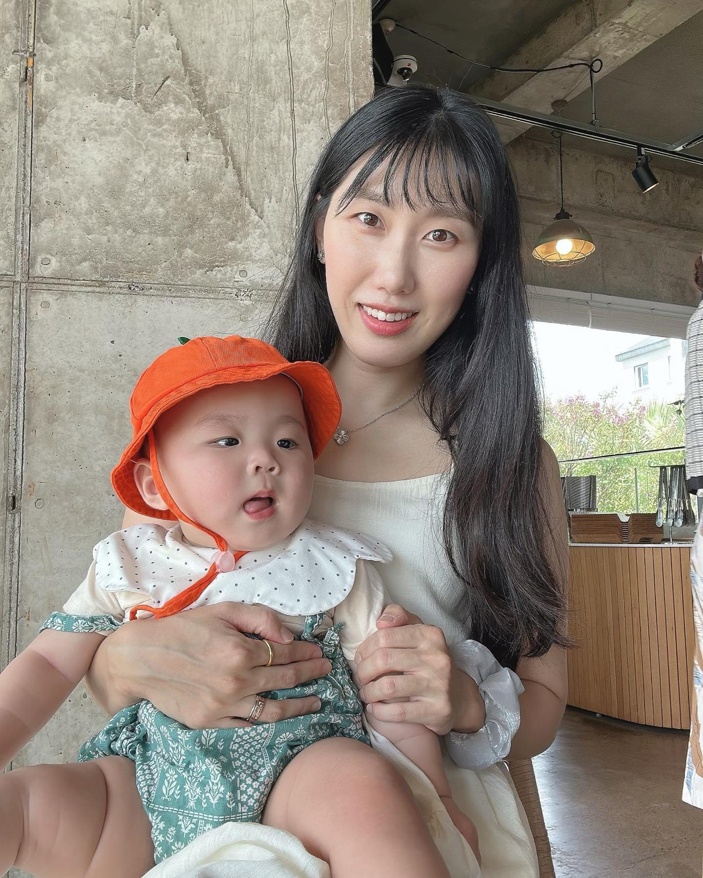 하… 제주도 다녀온게 한달전인데
스토리로만 올리고 이제야 올리는 사진들🥹
시간은 왜케 빨리 가는거죠?
또 가고싶다 제주제주🍊
아기랑 함께 간 제주여행은 넘 힘들었지만 
그래도 넘나 행복했습니당🫶🏻
.
#아기랑여행 #아기랑제주도 #셀스타그램 #육아스타그램 #여행스타그램 #여행가고싶다 #육아소통 #카페루시아